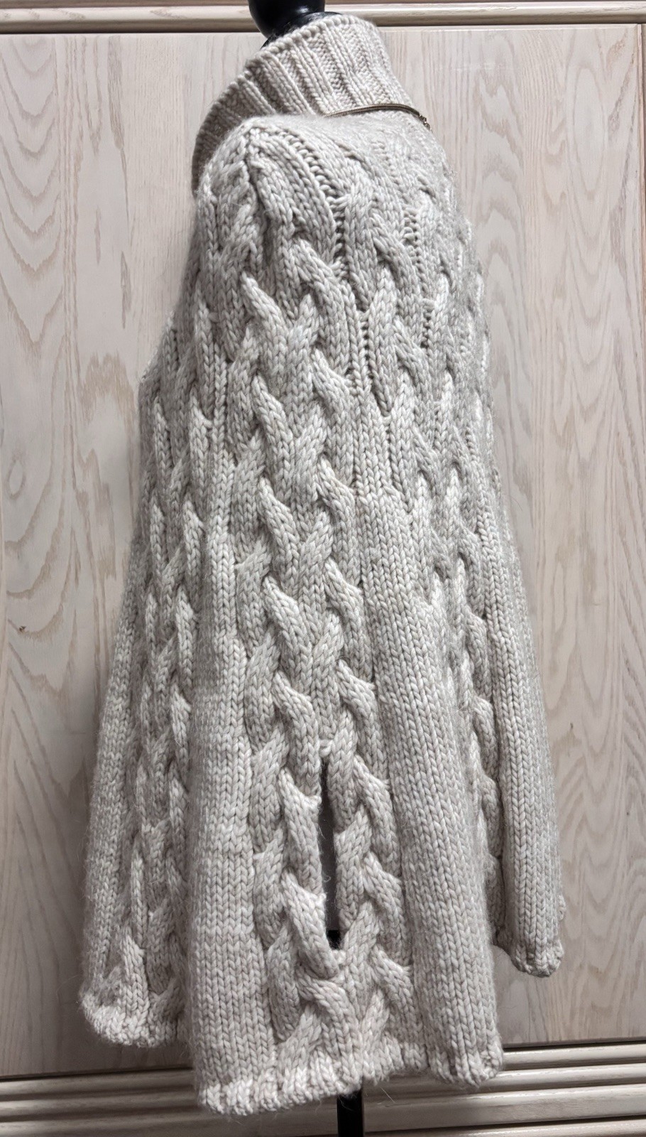 GELSO BIANCO ITALIAN CHUNKY CABLE KNIT ALPACA BLEND PONCHO OATMEAL COLOR . NEW .
