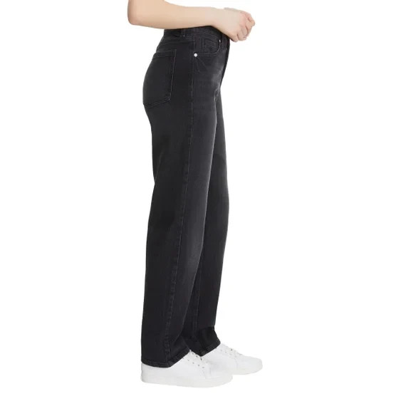 Gloria Vanderbilt Women’s Straight Leg Jean