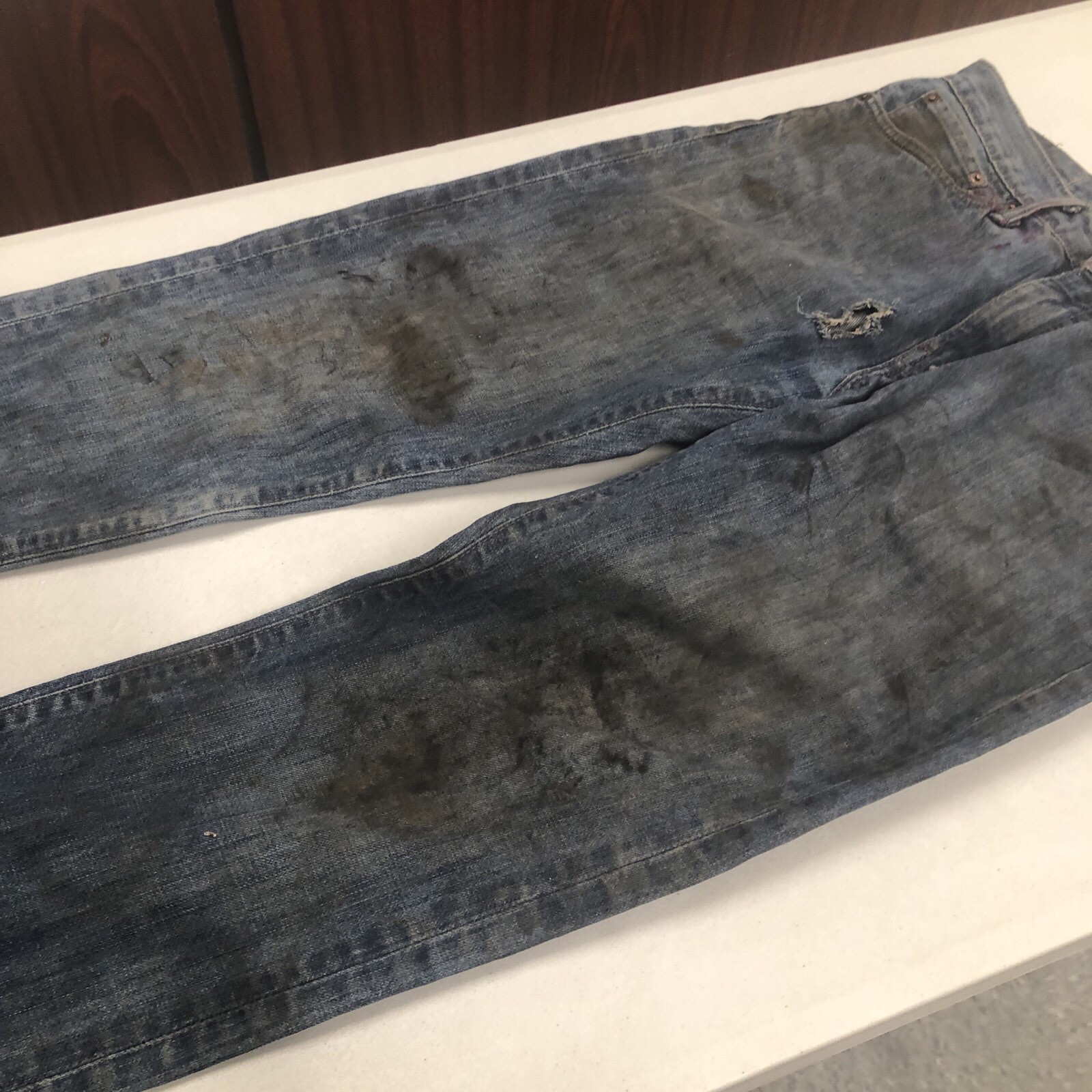 Levi 513 Men’s Slim Straight Fit, Dark Blue, 32×30 See Description Stained Thras