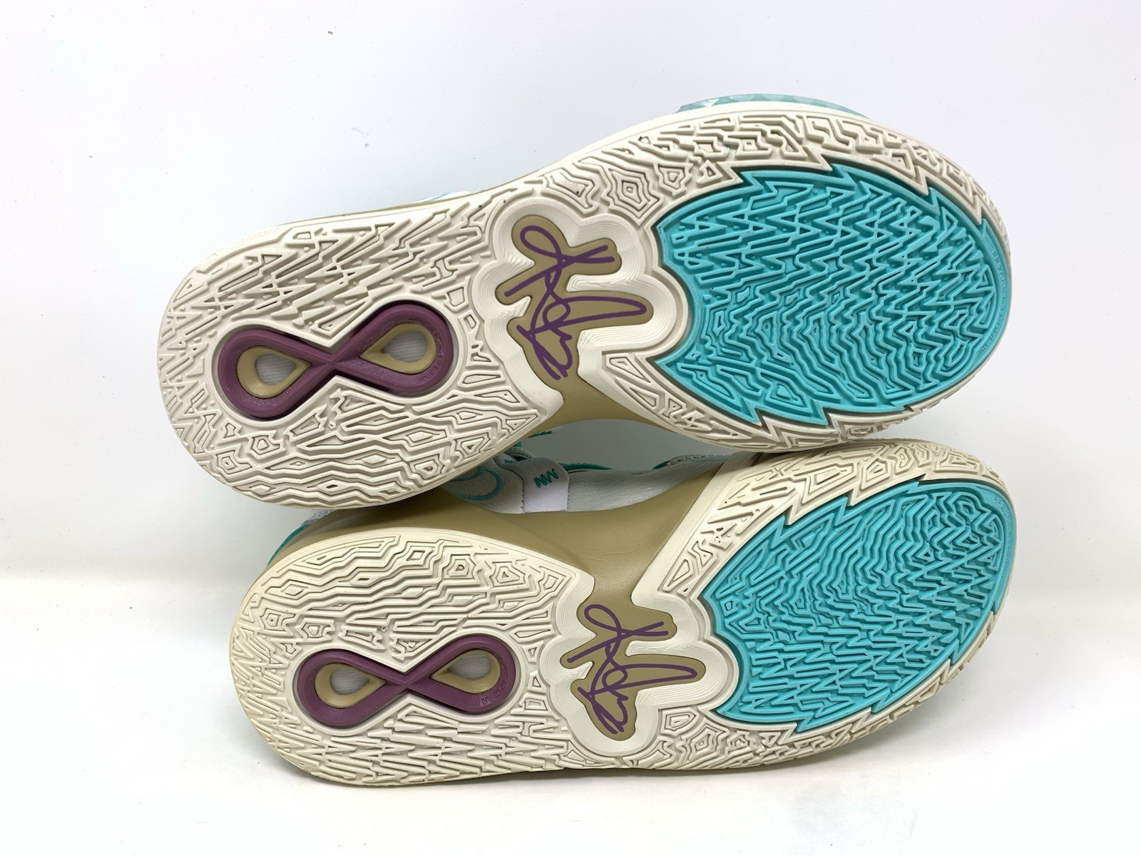 CZ0204 002 Nike Kyrie Infinity x Sue Bird Golden Tribute Keep Sue Size 8 Men’s