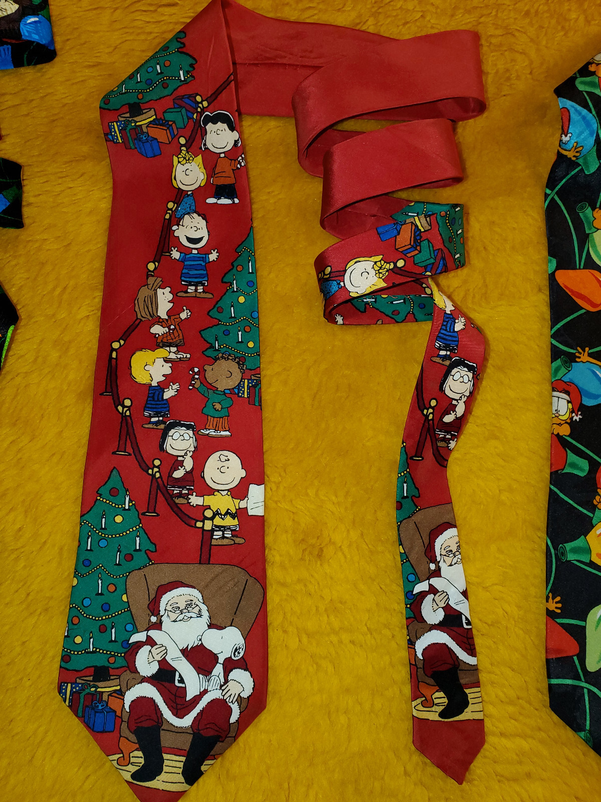 SNOOPY PEANUTS ~ MENS CHRISTMAS TIE ~ ” HAVE YOU BEEN GOOD THIS YEAR ” ~ 57″