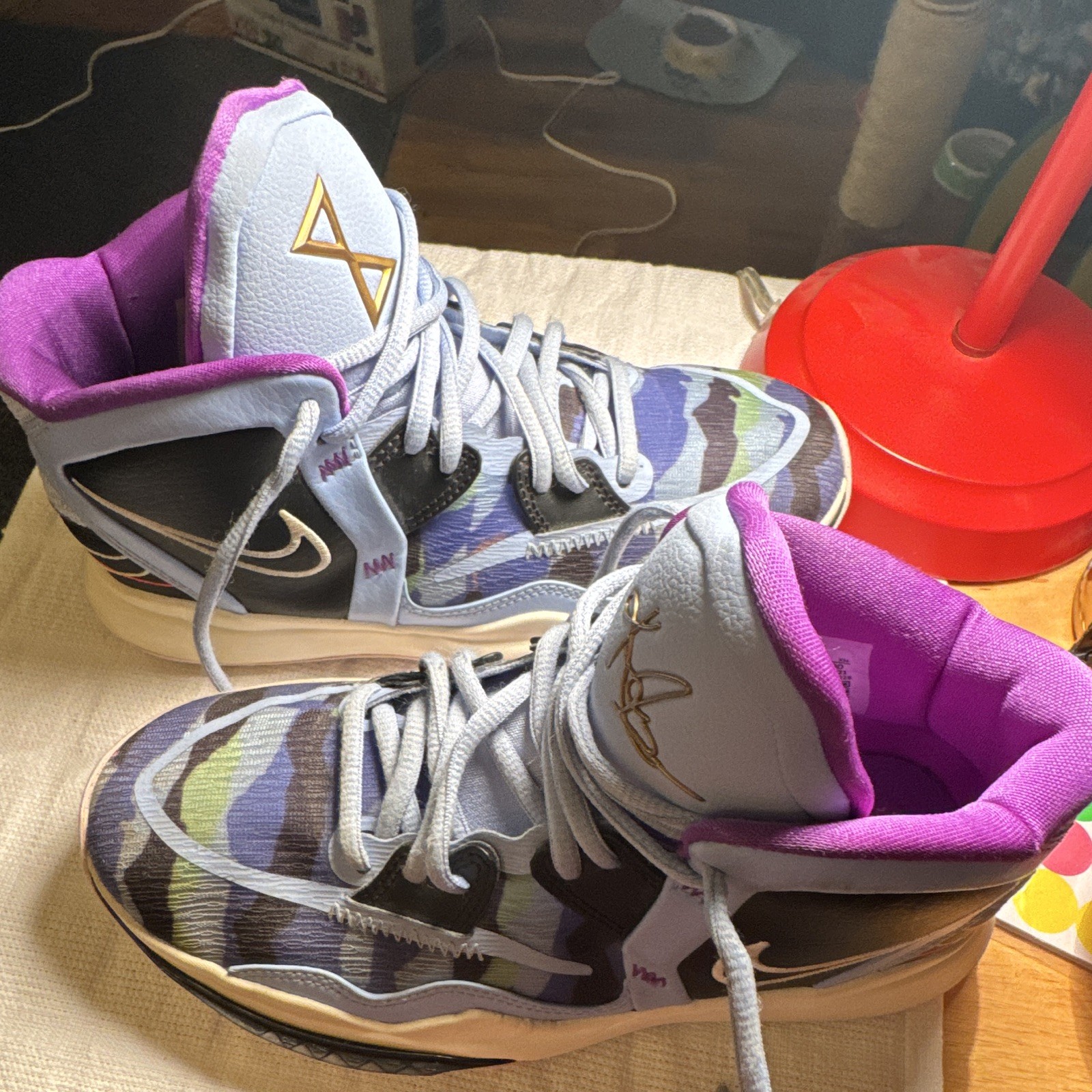 Nike Kyrie Irving Men’s Mid Top Basketball Sneakers Purple/Gray Camo DD0334-400