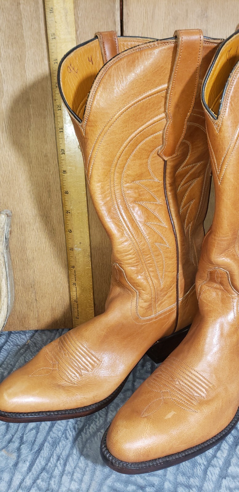 cowboy boots  Mens sz: 9 E Lt. Tan soft leather embroidered (item:s3138