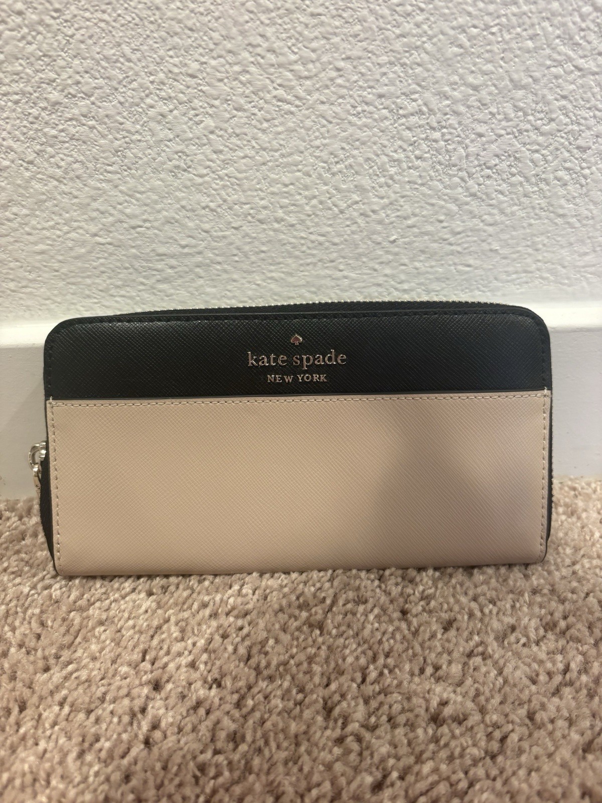 kate spade new york Women’s Zip-Around Wallet Colorblock Black Beige Logo