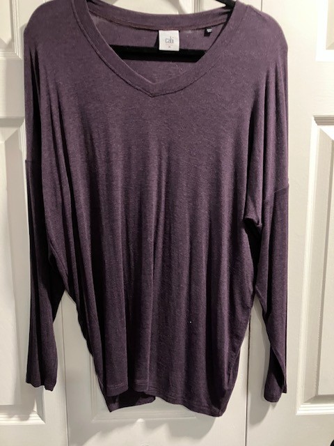 CAbi Women’s Medium Serenity Tee Long Sleeve V Neck Style #3634