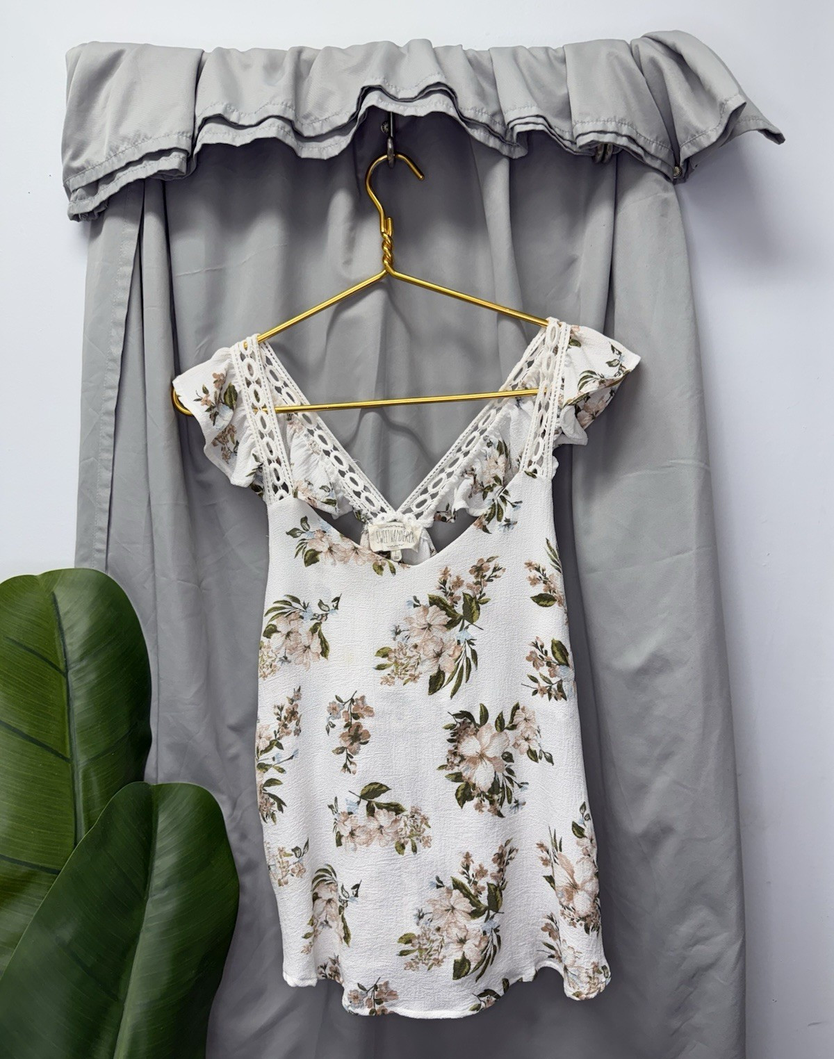 Sweet Wanderer White Floral V-Neck Lace Trim Ruffle Flutter Sleeve Tie Blouse M