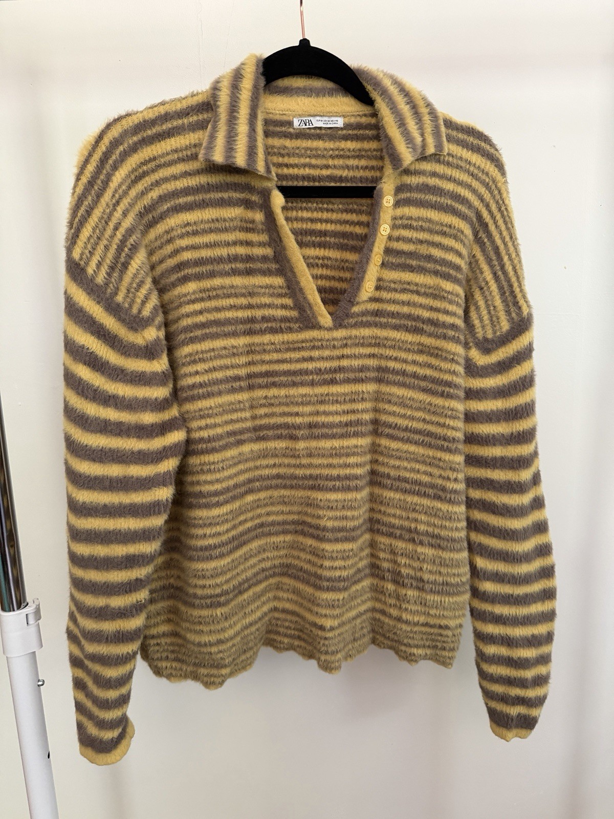 Zara Men’s Sweater in Yellow/Brown, Size M, Model