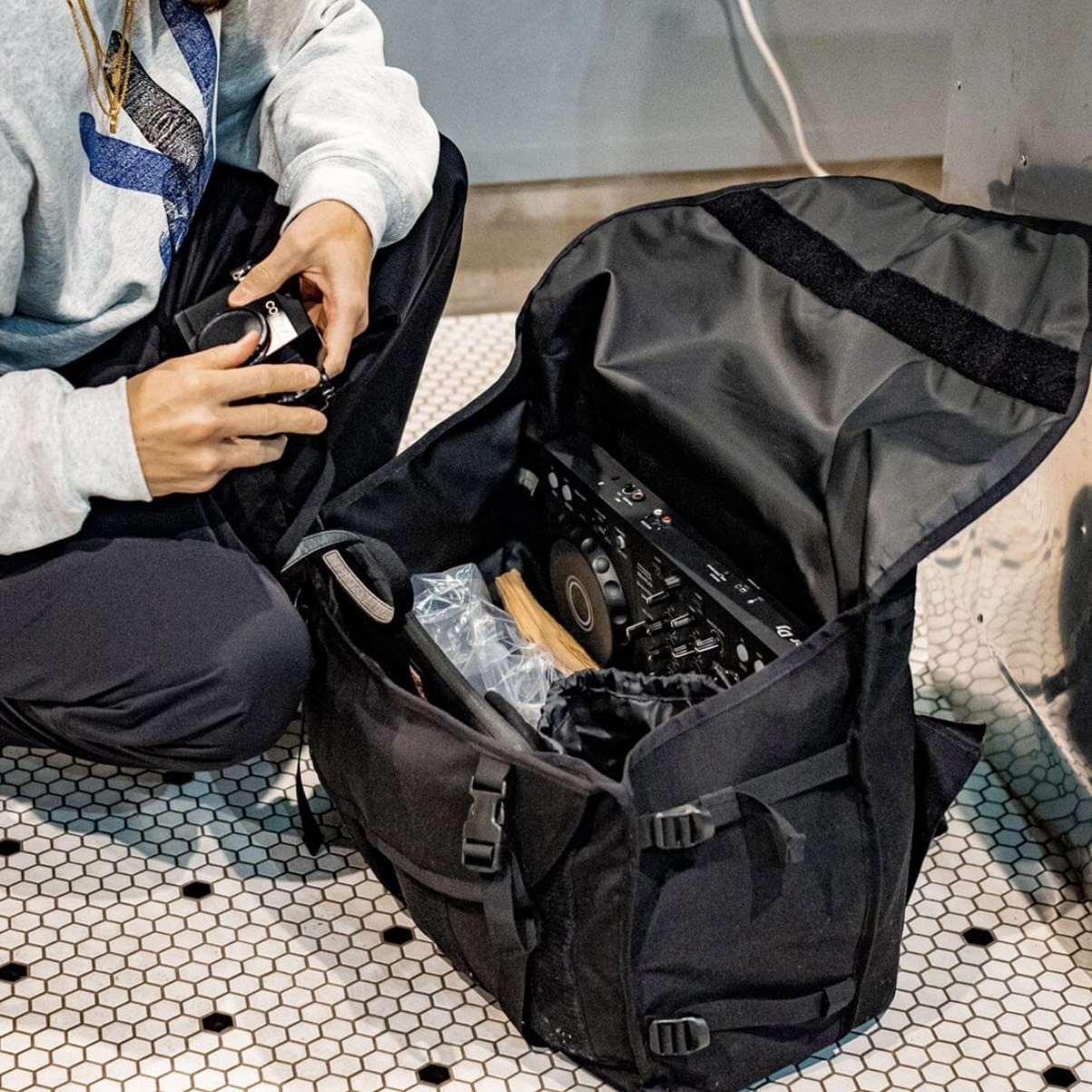 Chrome Berlin Pro Messenger Bag Huge 52L Iconic Black Durable Waterproof NEW