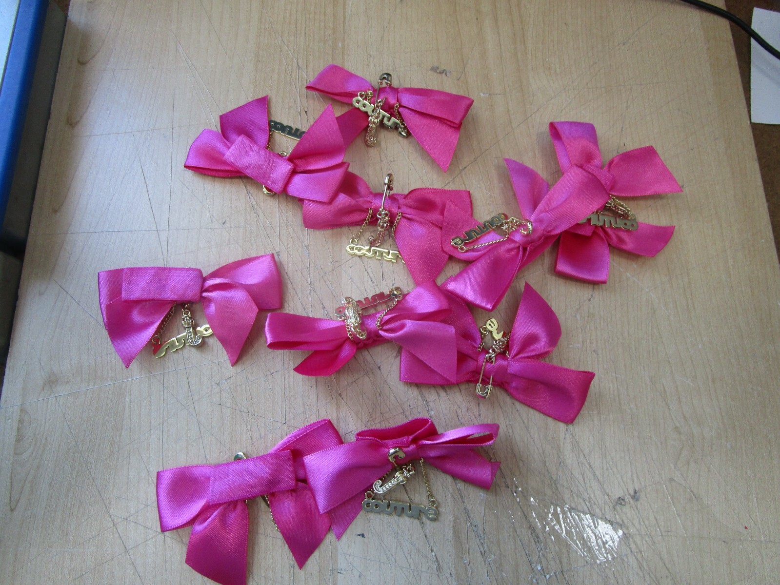 10 JUICY COUTURE HOT PINK BOWS PIN CHARM Satin Gold Logo Bauble