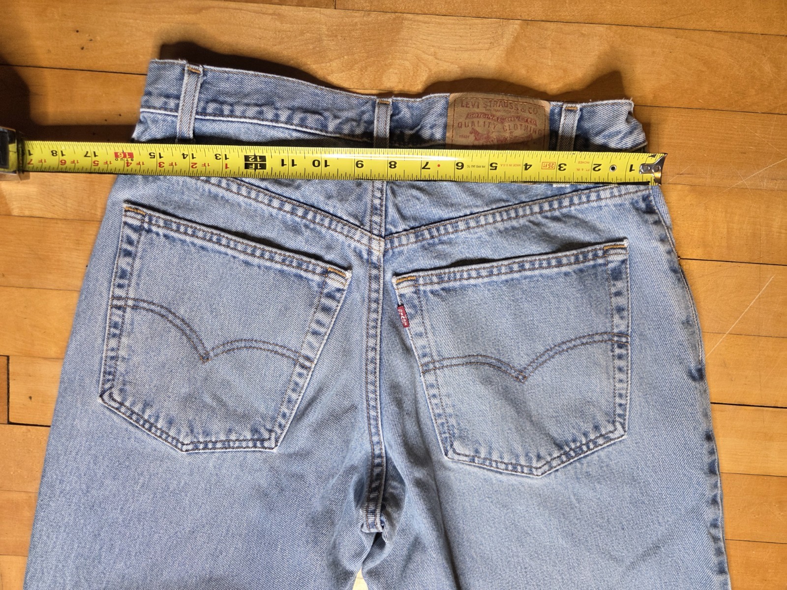 Vintage Levis 570 Jeans Mens 32×30 Light Wash Baggy Fit Tapered Leg Denim 90s