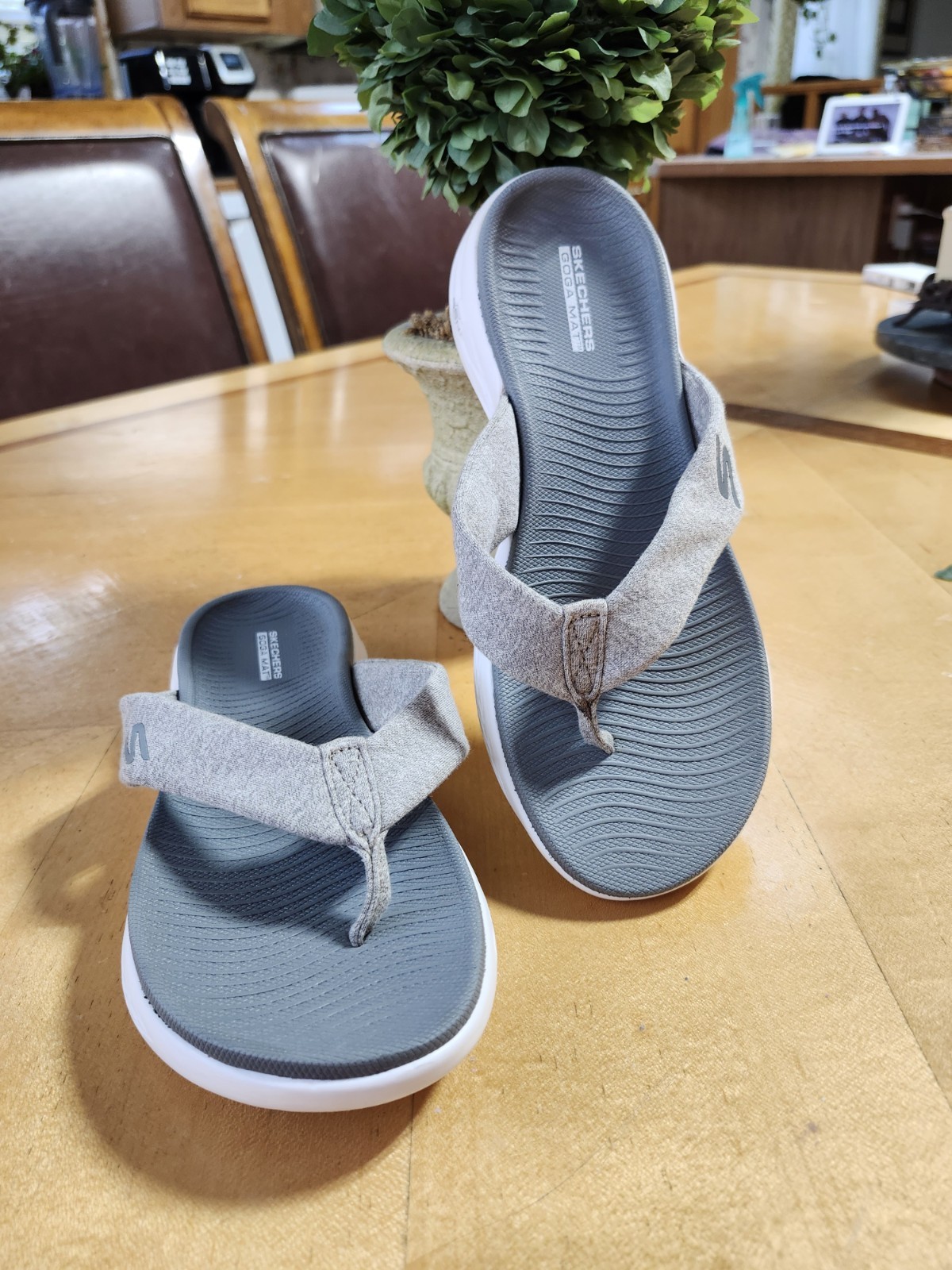 Skechers Flip-Flop Sandals Size 7 $22 Women’s GOGA MAT in Gray Brand New !