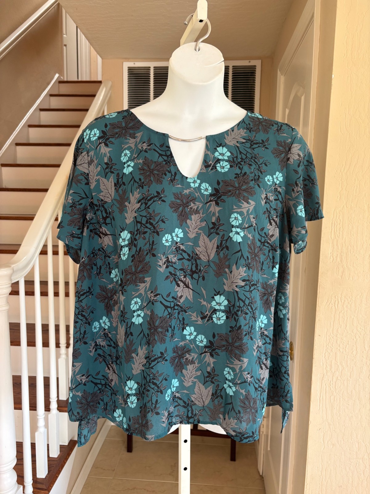 NWOT Sejour Dark Teal Floral Leaf Print Top Key Hole Neckline Silver Detail 18W