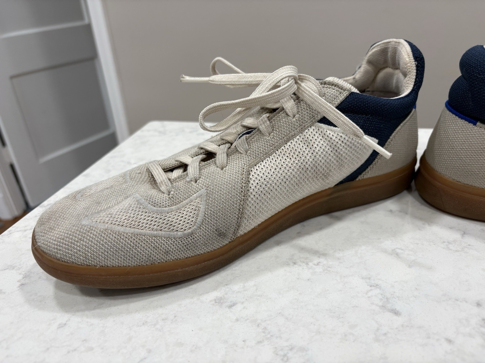 Rothy’s Men’s RS01 Casual Sneakers Beige Navy Blue Knit, Gum Sole, Size 11