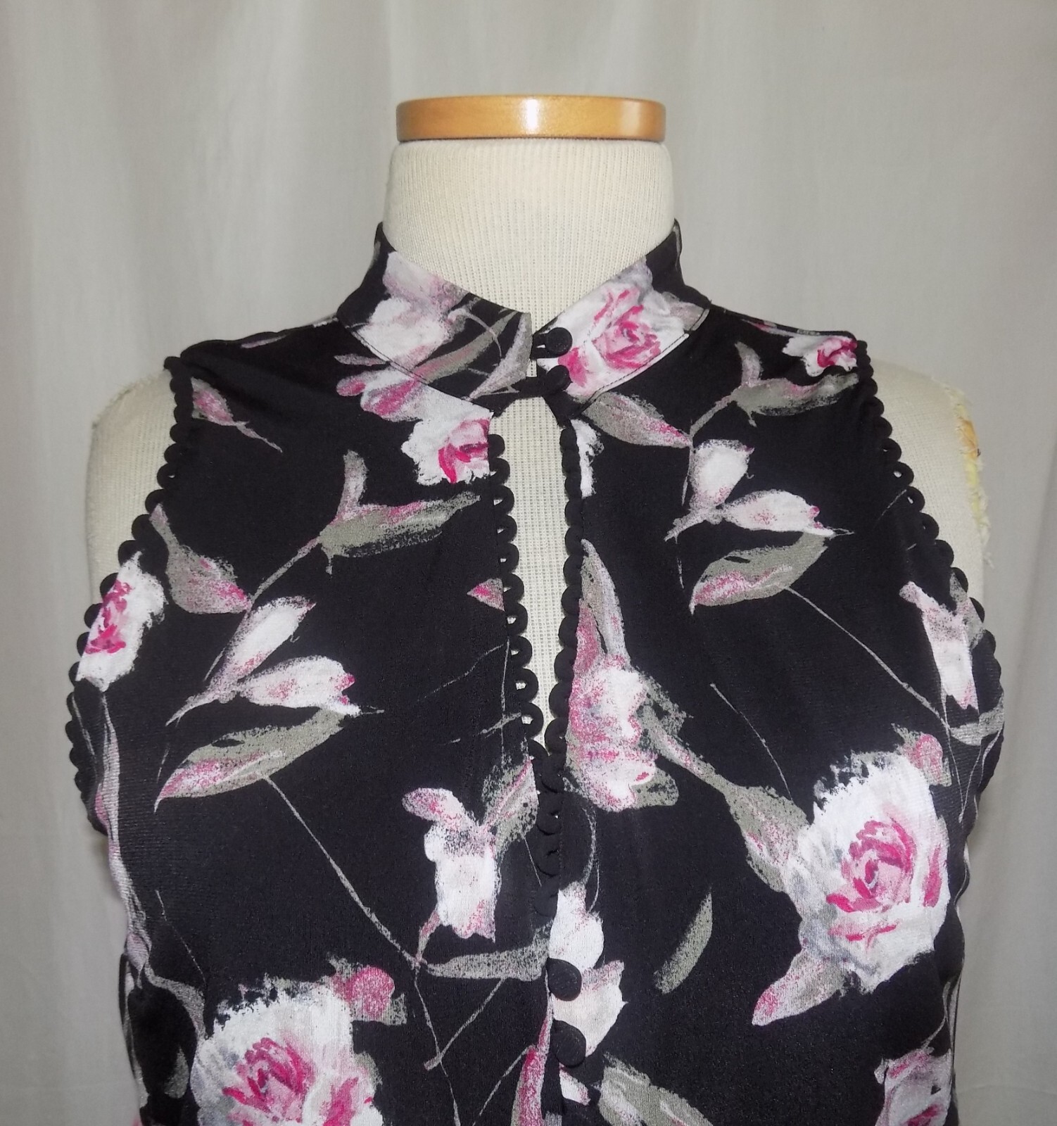 White House Black Market Floral Split-Neck Ruffle Accent Sleeveless Top L NWT