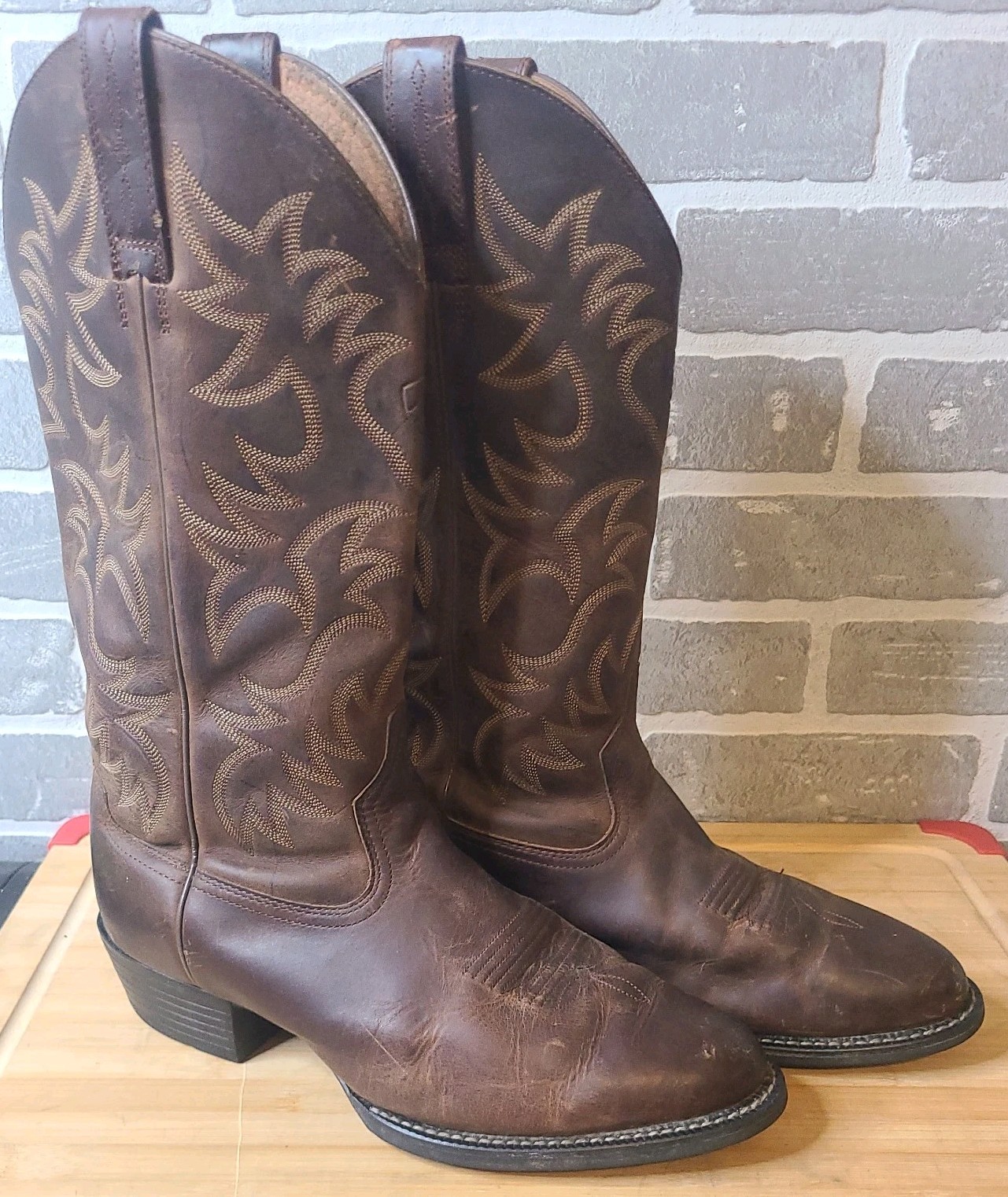 Used Ariat Boots HERITAGE R-Toe Brown Leather Mens 9.5 EE Cowboy boots. 34725