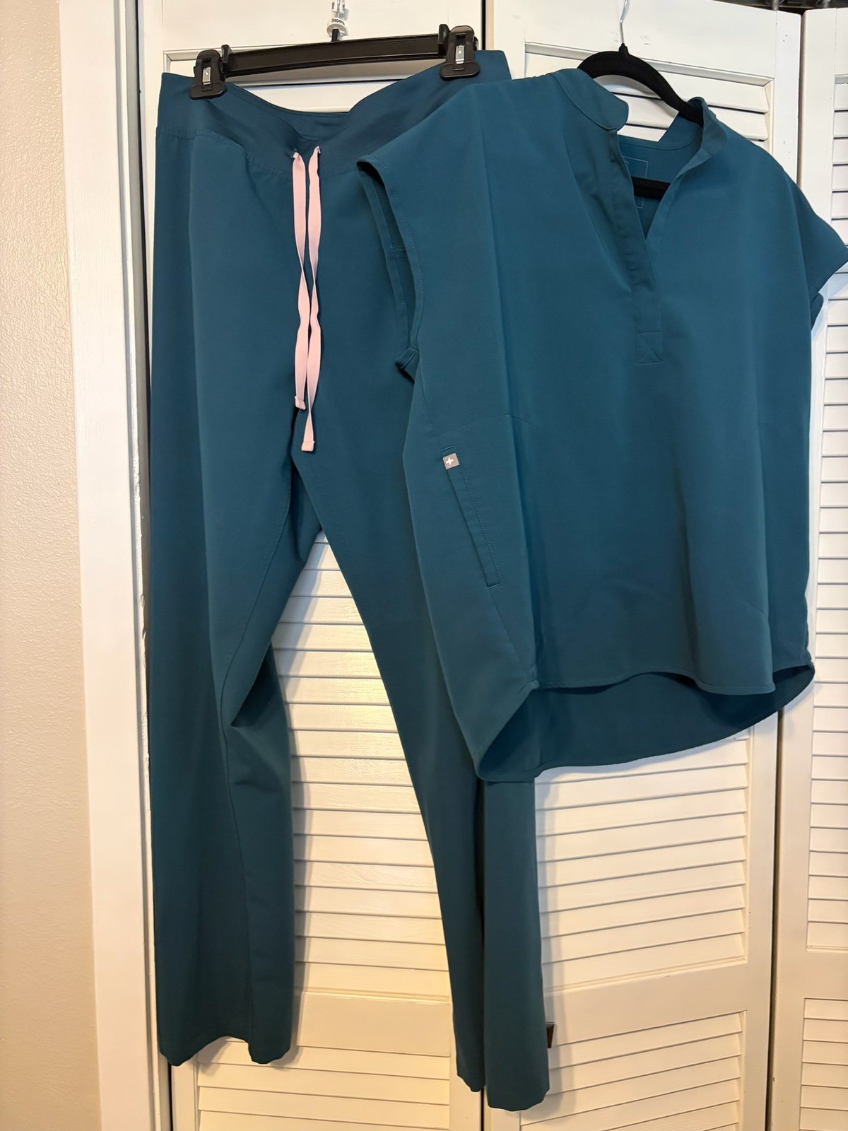 Figs Scrub Set Women’s Large – Livingston Pants, Casma Top – green Scrubs