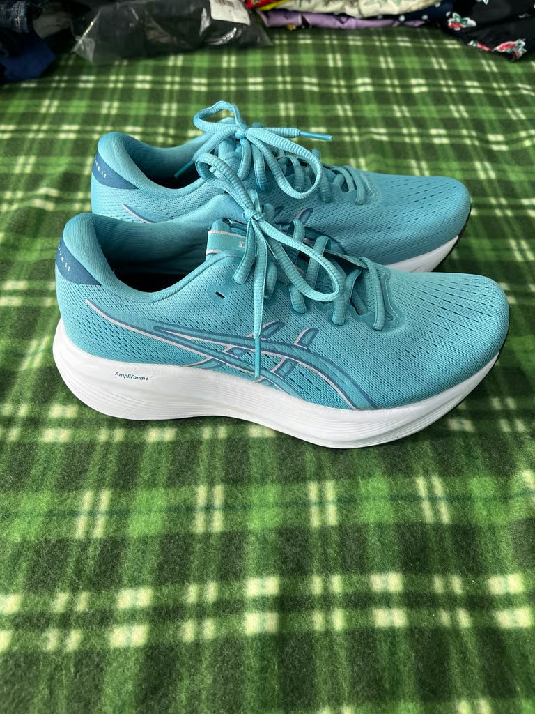 EUC ASICS Gel-Excite 11 with Amplifoam – Women’s size 8.5