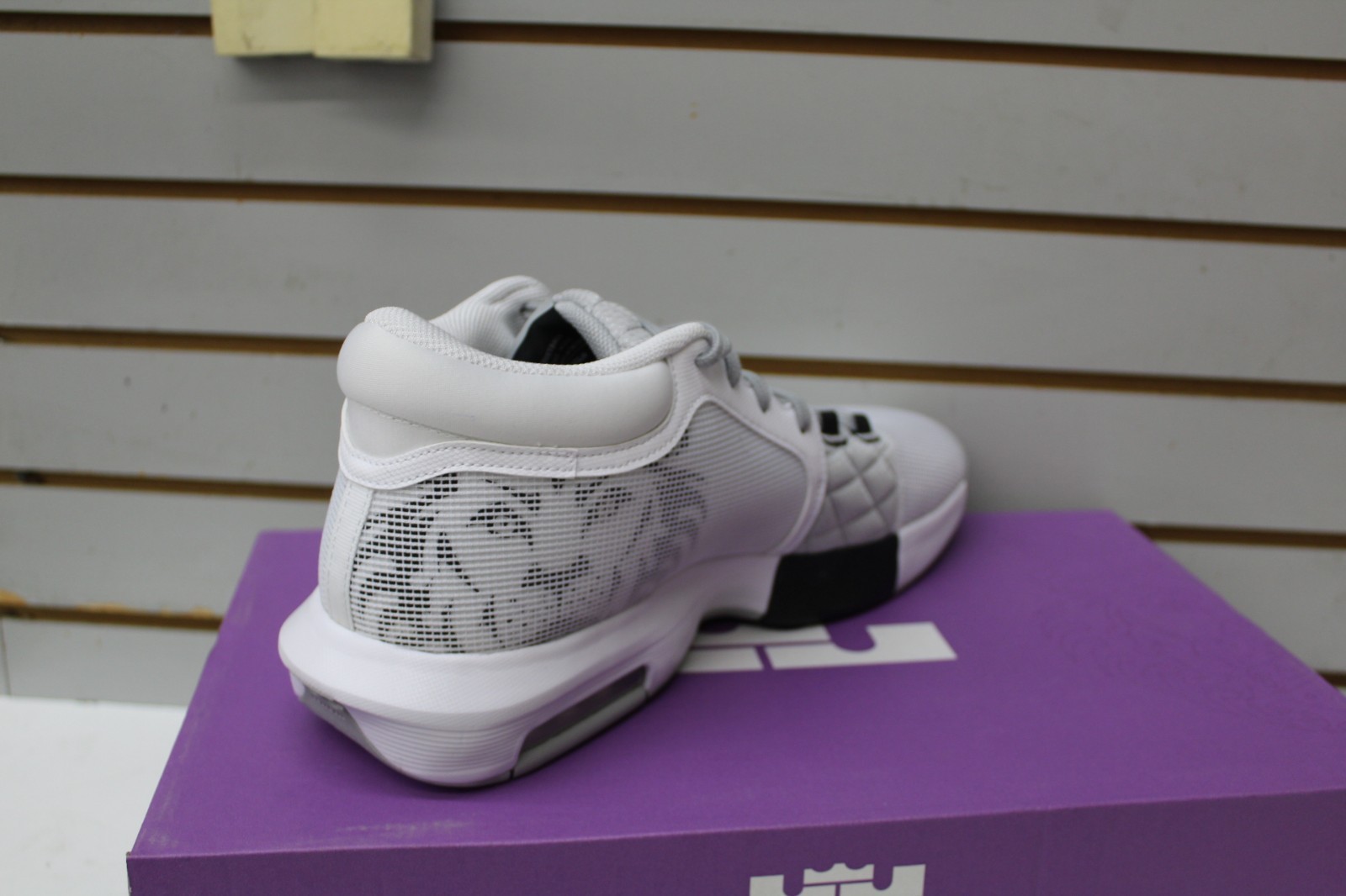 Nike LeBron James Witness VIII White Light Smoke Grey Black FB2239-100 Men’s NEW