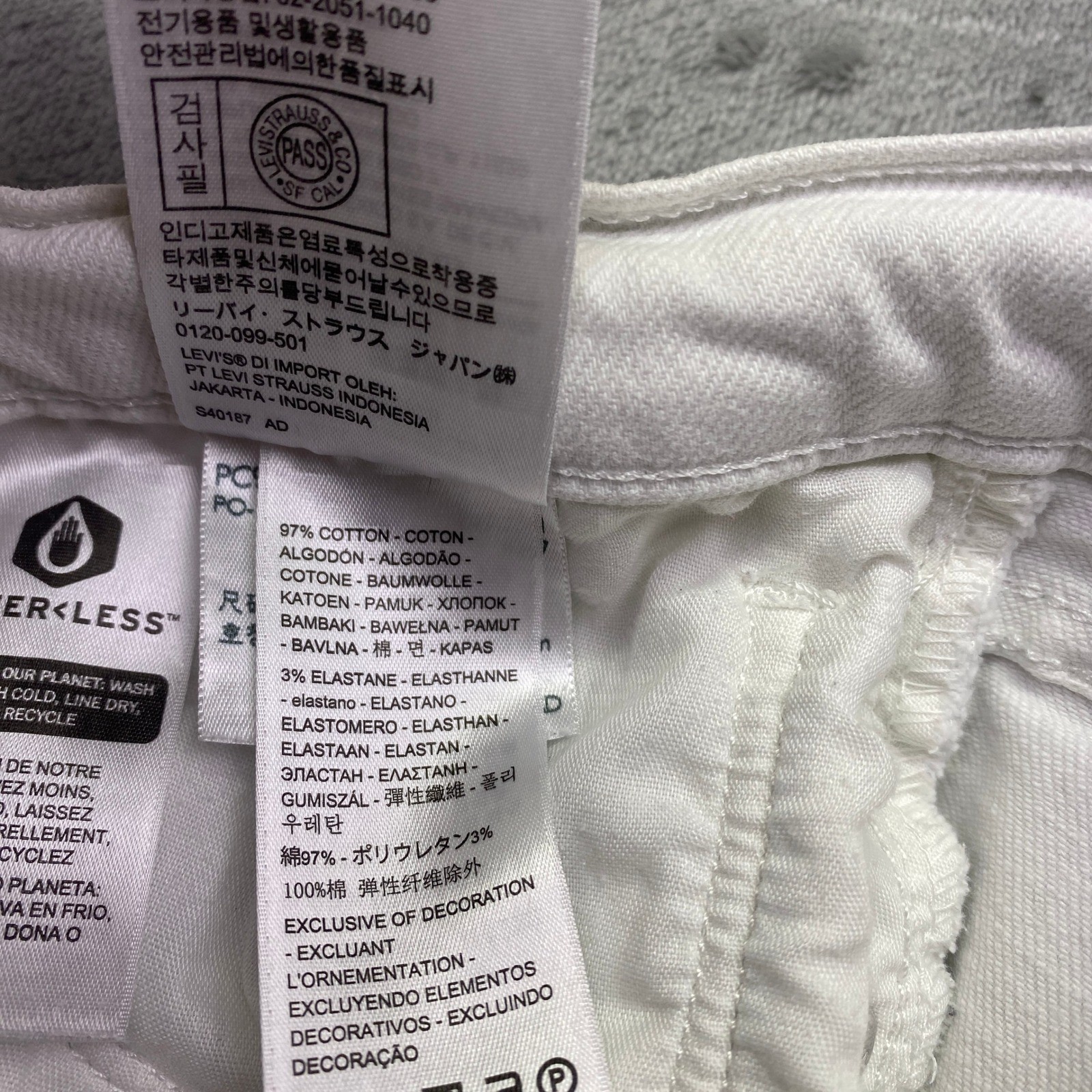 Levis Classic Straight Leg White Jeans Womens Size 34 Grunge Preppy Retro
