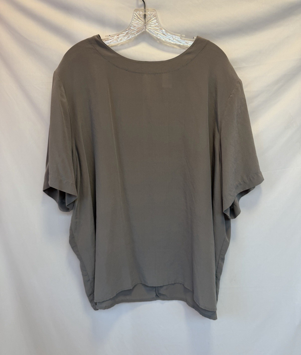 Anna and Frank Gray Solid Silk Silk Round Neck Short Sleeve Button Blouse 24