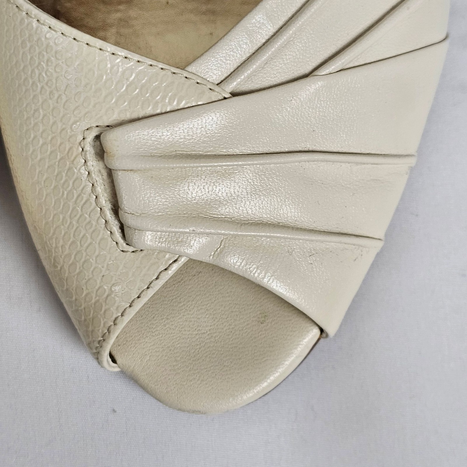 Womens 8.5M Cream Gold Open Toe Formal Business Casual Office 3″ Pump Heel Shoe