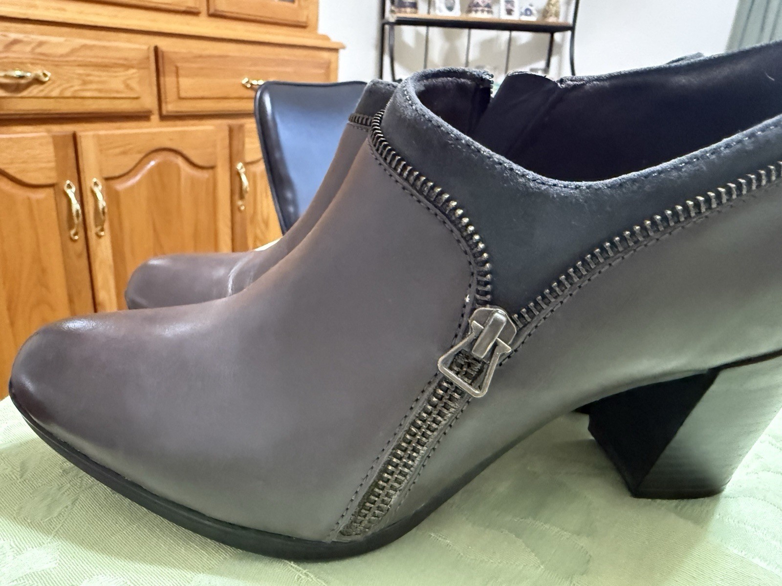 Clarks Gray Leather Booties Women’s 9 Side Zip Wrap Clog Heels Shoes