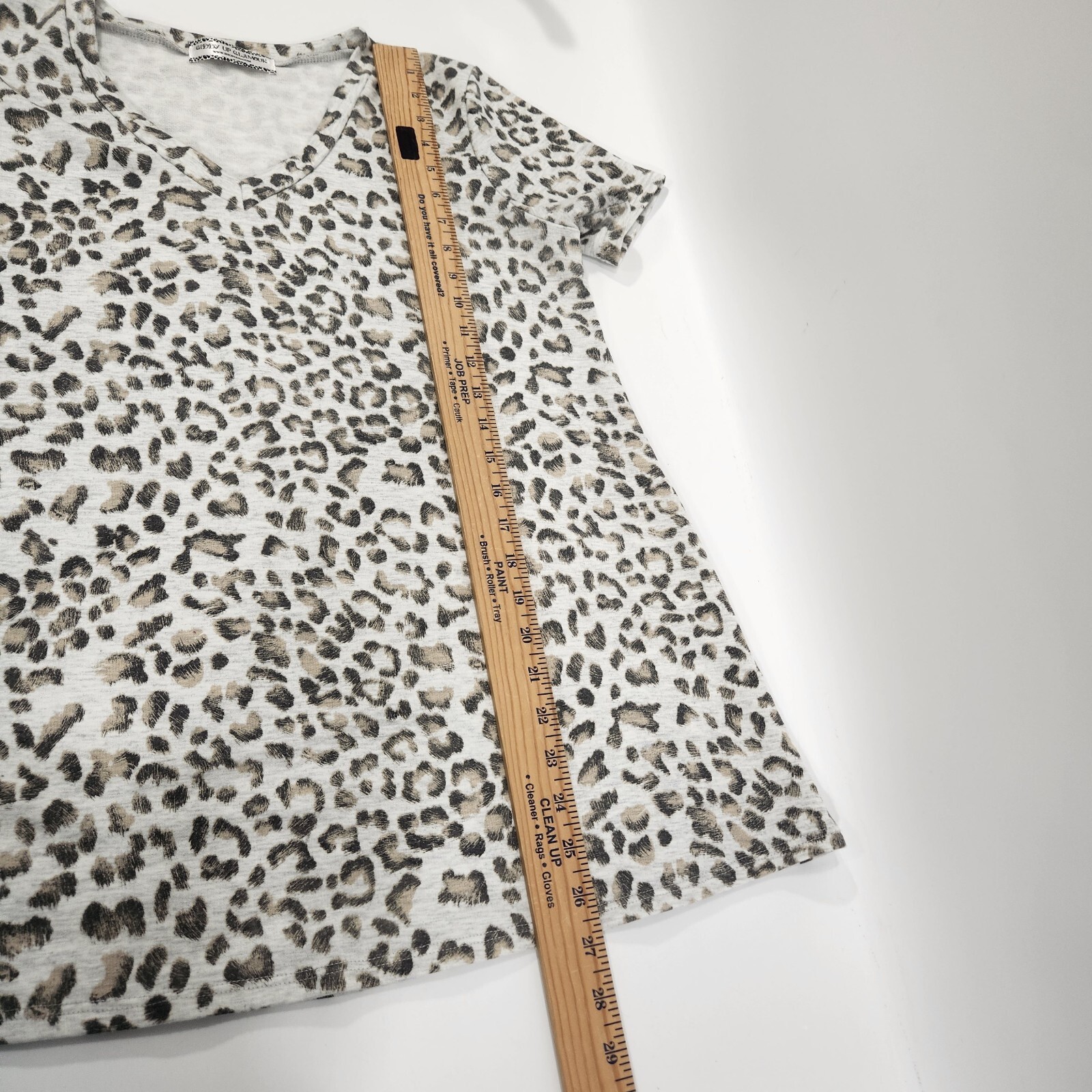 Giddy Up Glamour Womens Shirt M White Leopard Print V-neck Short Sleeve Top
