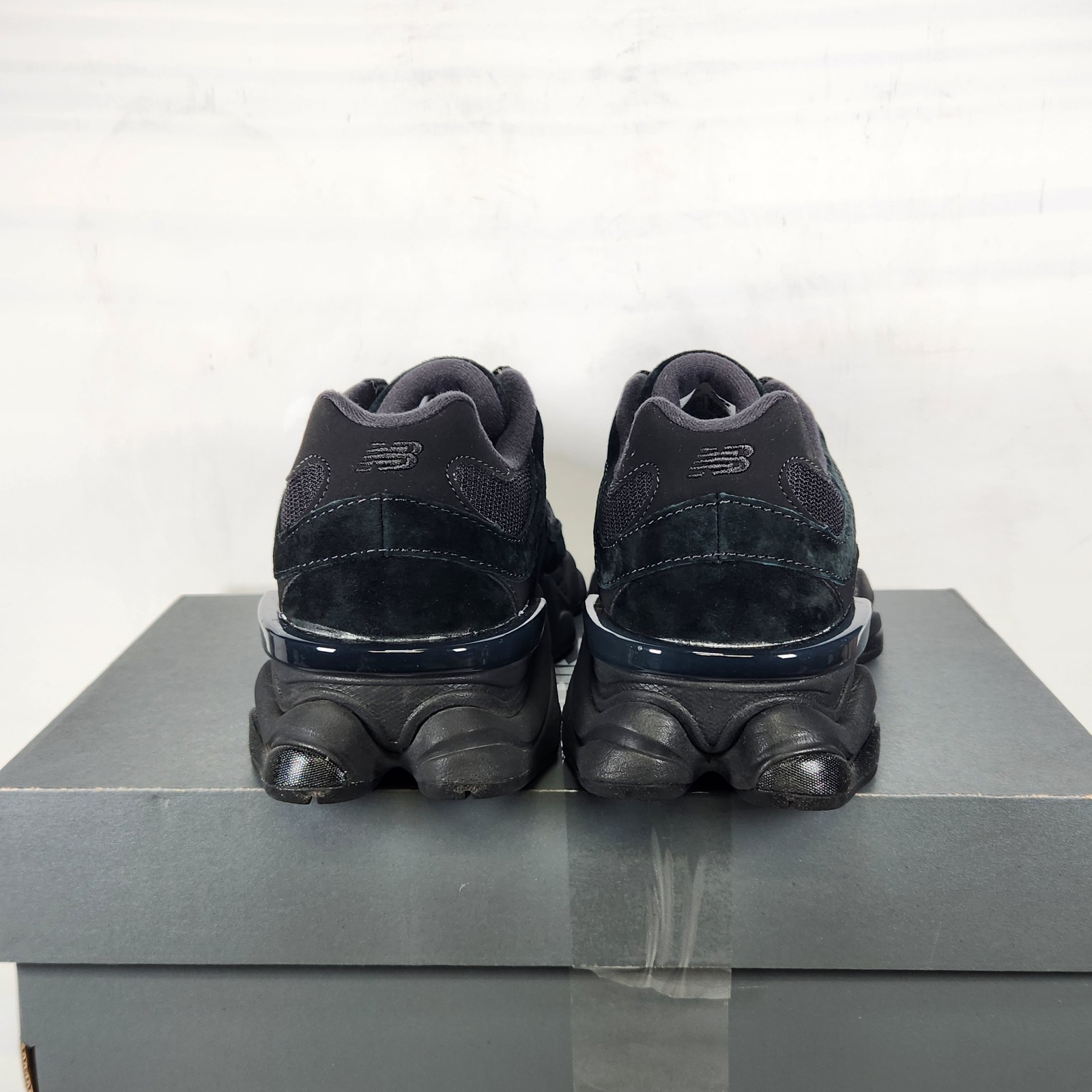 5.5 MEN / 7 WOM – New Balance 9060 – Black / Phantom / Magnet – U9060BPM (sc)
