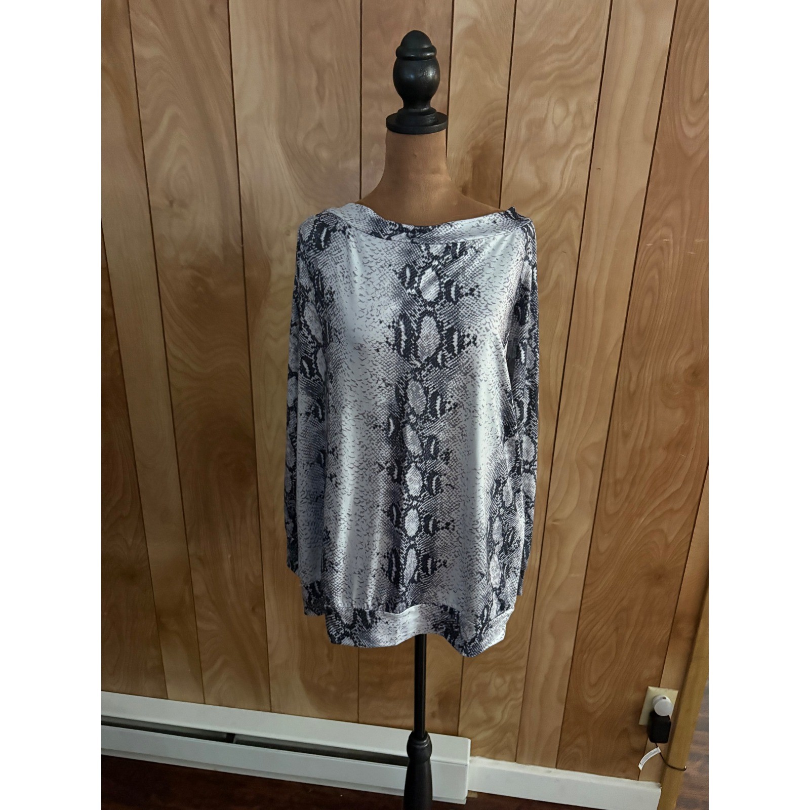 Womens Snake Print Long Sleeve Tunic Top Deep V-Back Gray White Large