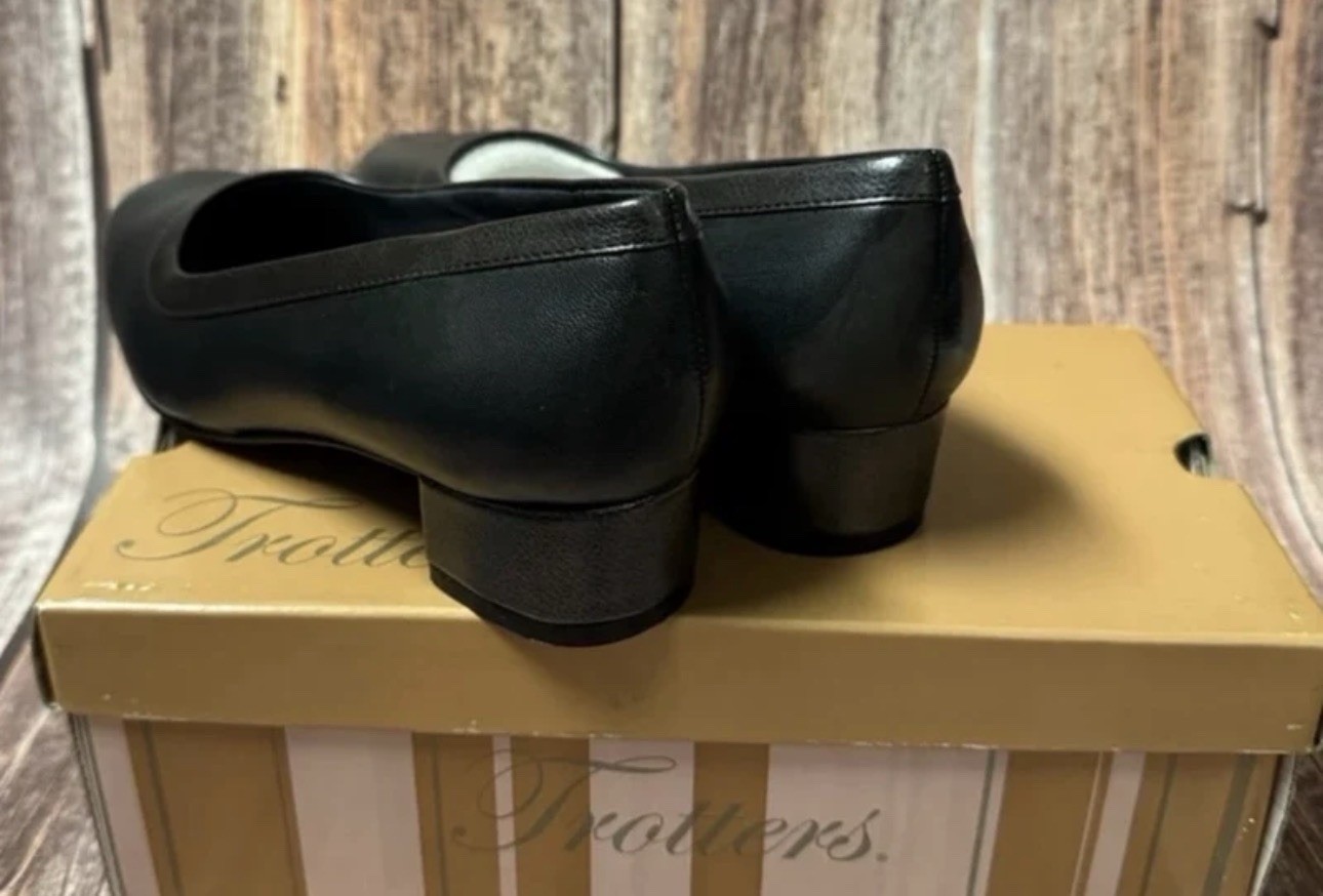 Never Worn Trotters Navy and Pewter Pump Size 6.5W Item #PHK6940