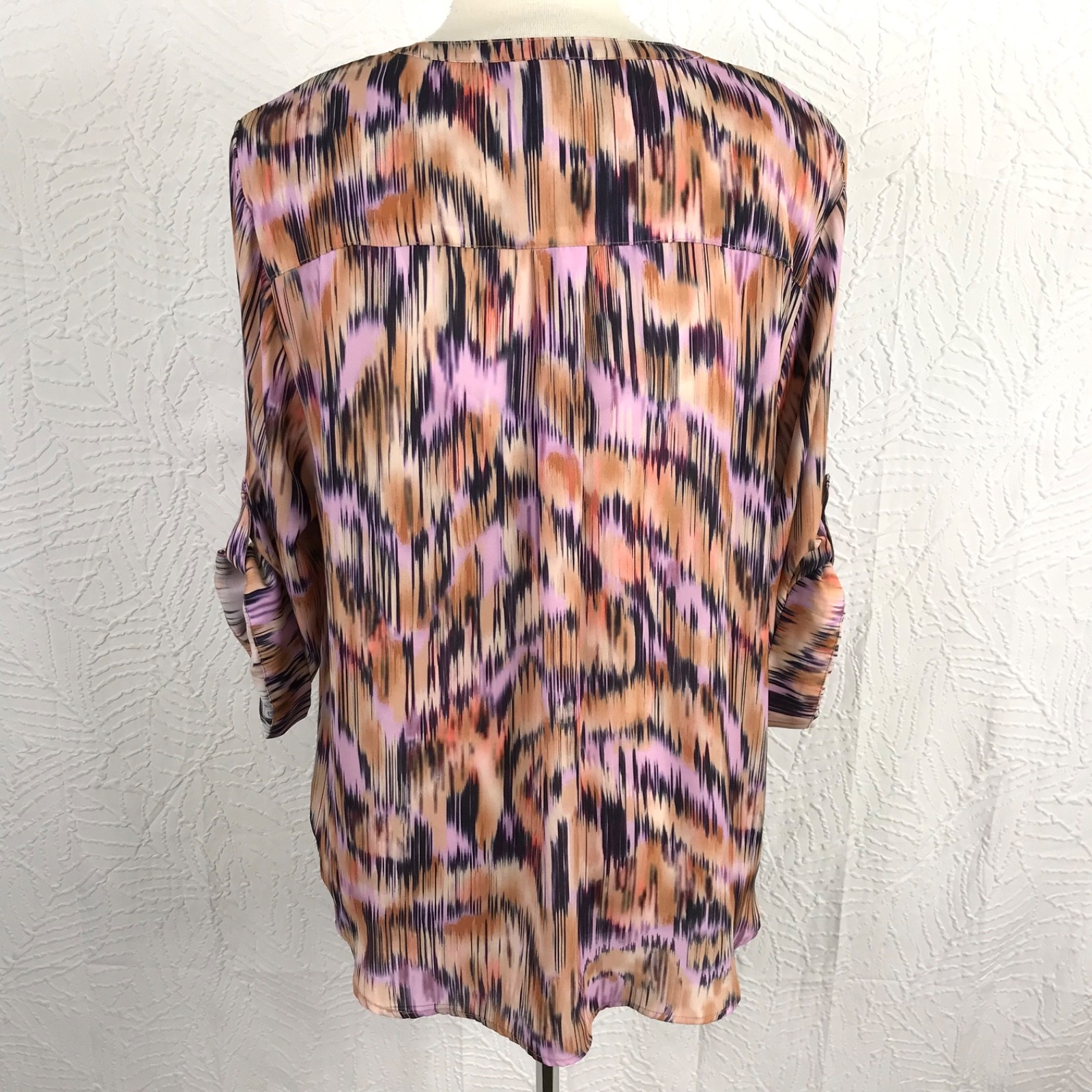 TORRID 3 Harper Blouse Shirt Size 3X Roll Tab Sleeve Pullover Pocket Colorful