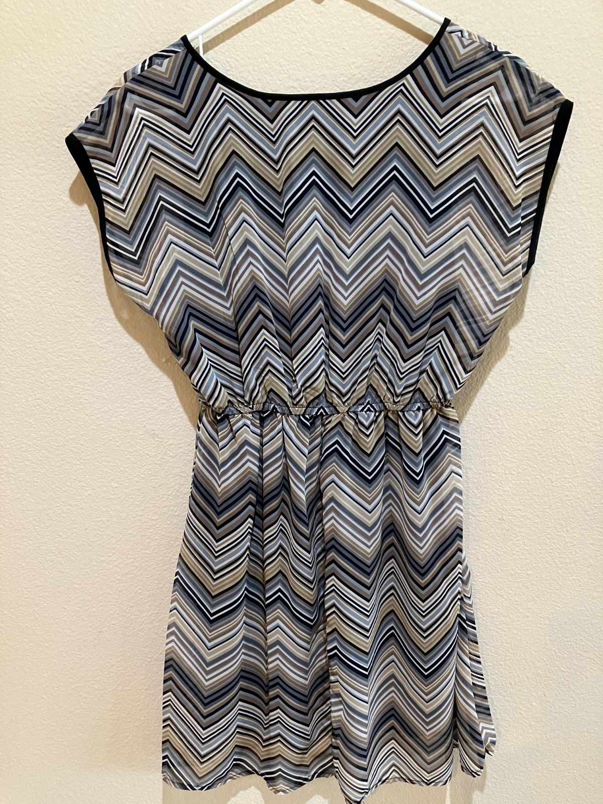 Delirious Chevron Chiffon Dress Lined Flowy Cinched Waist Knee Length Womens S