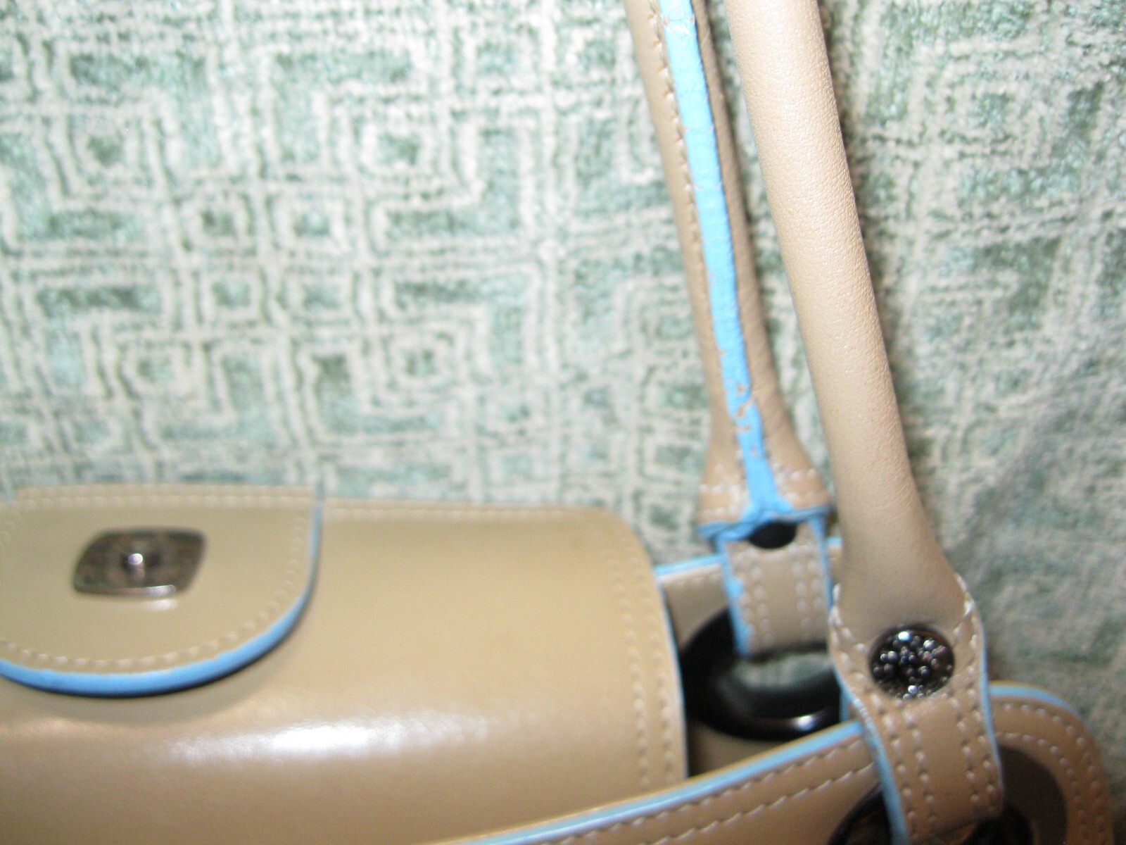 ANNE KLEIN TAN LEATHER HANDBAG, NEW, W/ 2 ZIPPERED POCKETS & LT. BLUE TRIM