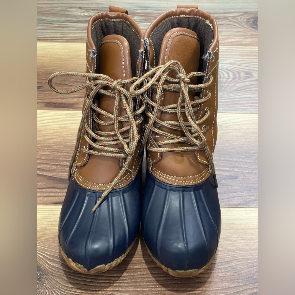 Khombu 6M “Letty” Leather and Man Made Upper Brown and Blue Duck Boots