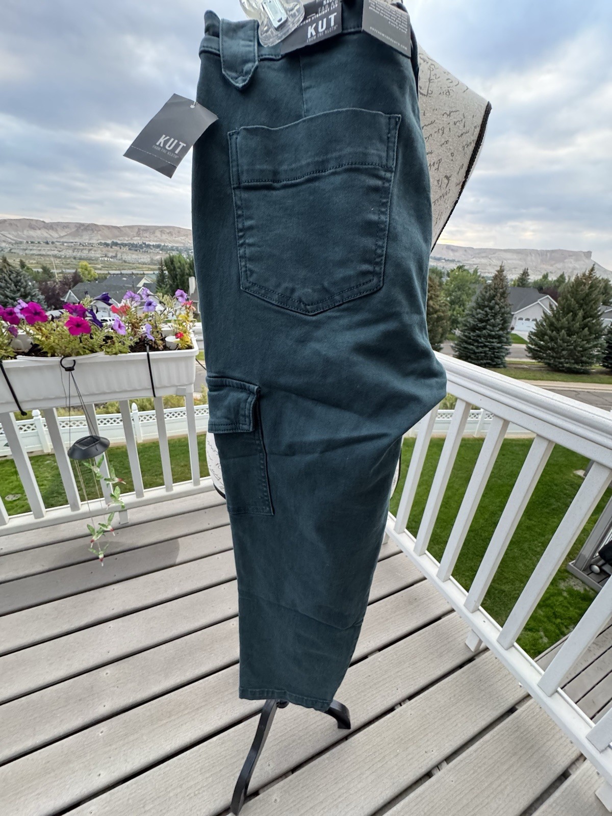 KUT FROM THE CLOTH, SZ 8, PINE GREEN PANTS, CROP LENGTH, EXCELLENT NEW W/TAGS A+