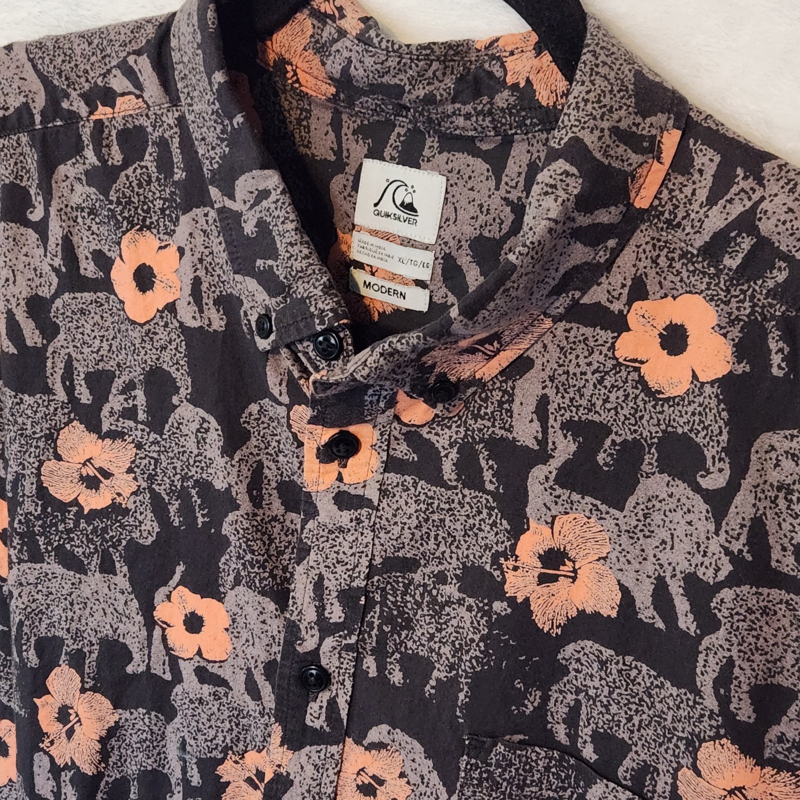 Quicksilver Men’s XL Modern Novelty Elephant Hibiscus Hawaiian Shirt Cotton