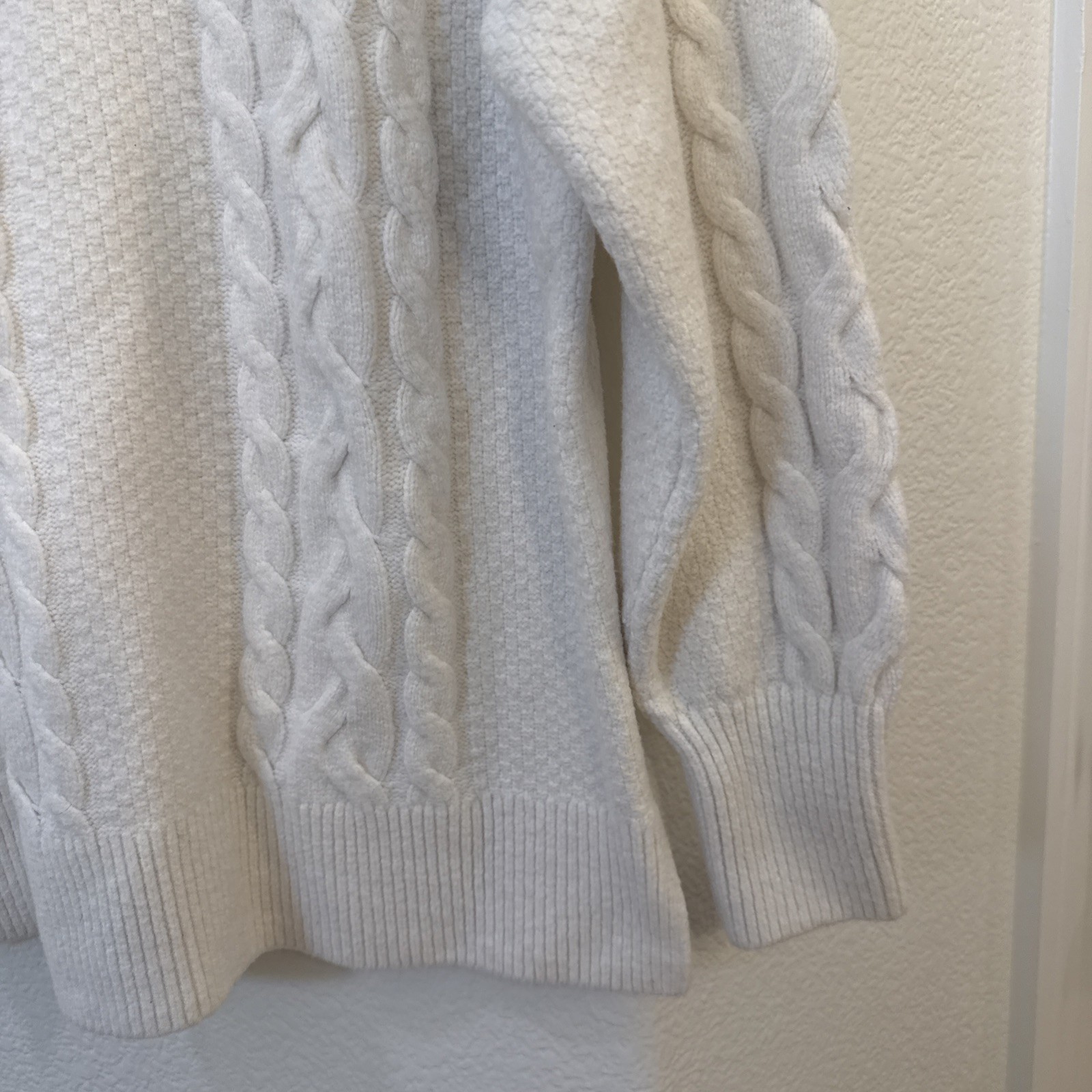 Abercrombie and Fitch Oversized Fluffy Cable Crew Neck Sweater – Medium – EUC