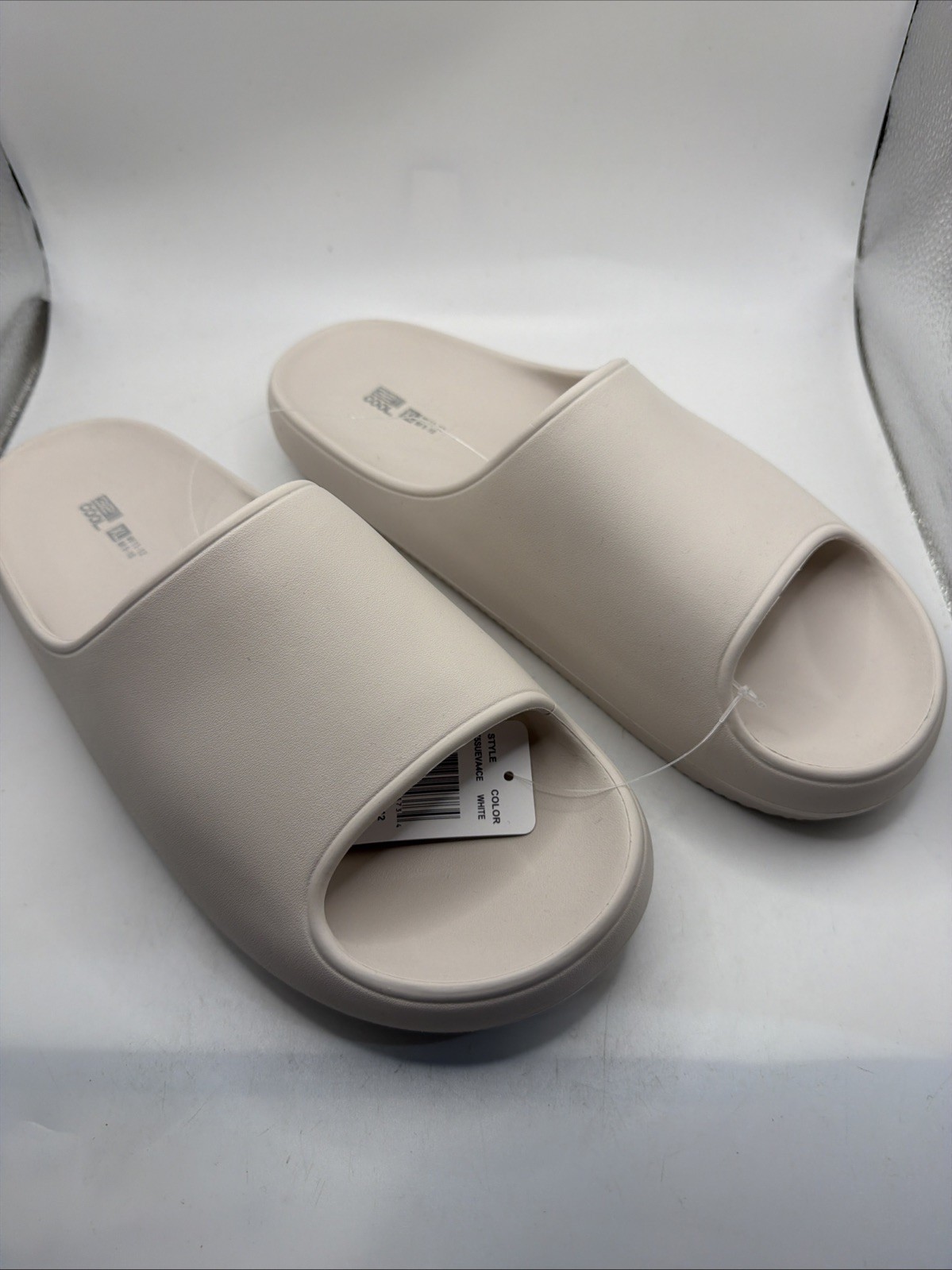 32 Degree Cool Cushion Slide, Wear anywhere, X-Large White. W 11-13, M 9-10