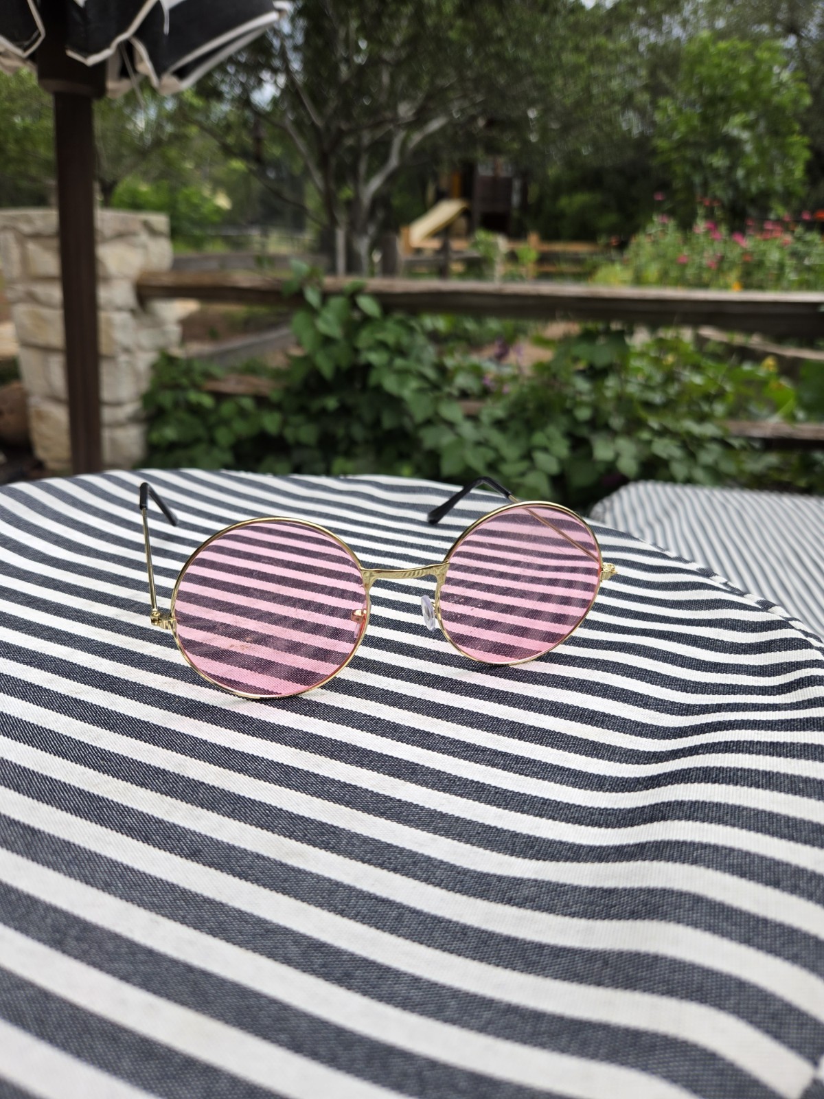 Round Sunglasses Gold Metal Frame Pink Tinted Plastic Lenses Lightweight