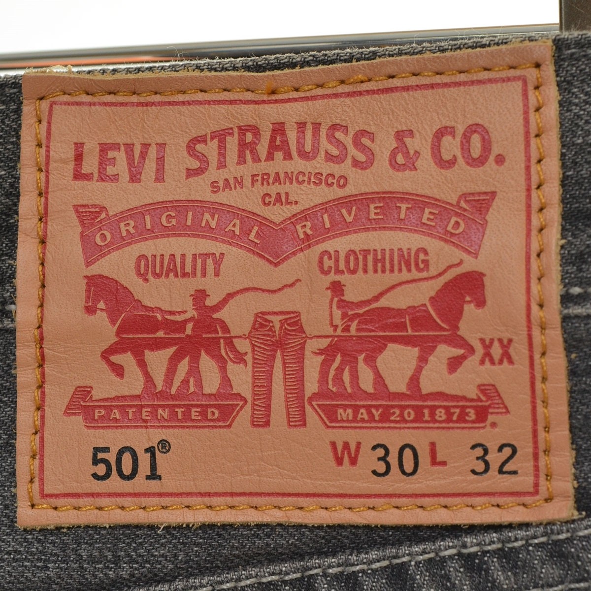 Unused LEVI’S denim jeans, model number 00501-1615, size W30, gray.