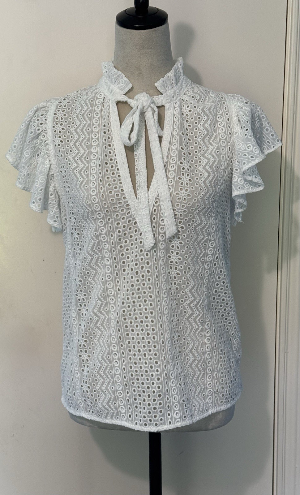 BCBGMAXAZRIA White Lace High Neck Tie Ruffle Flutter Short Sleeve Blouse XS