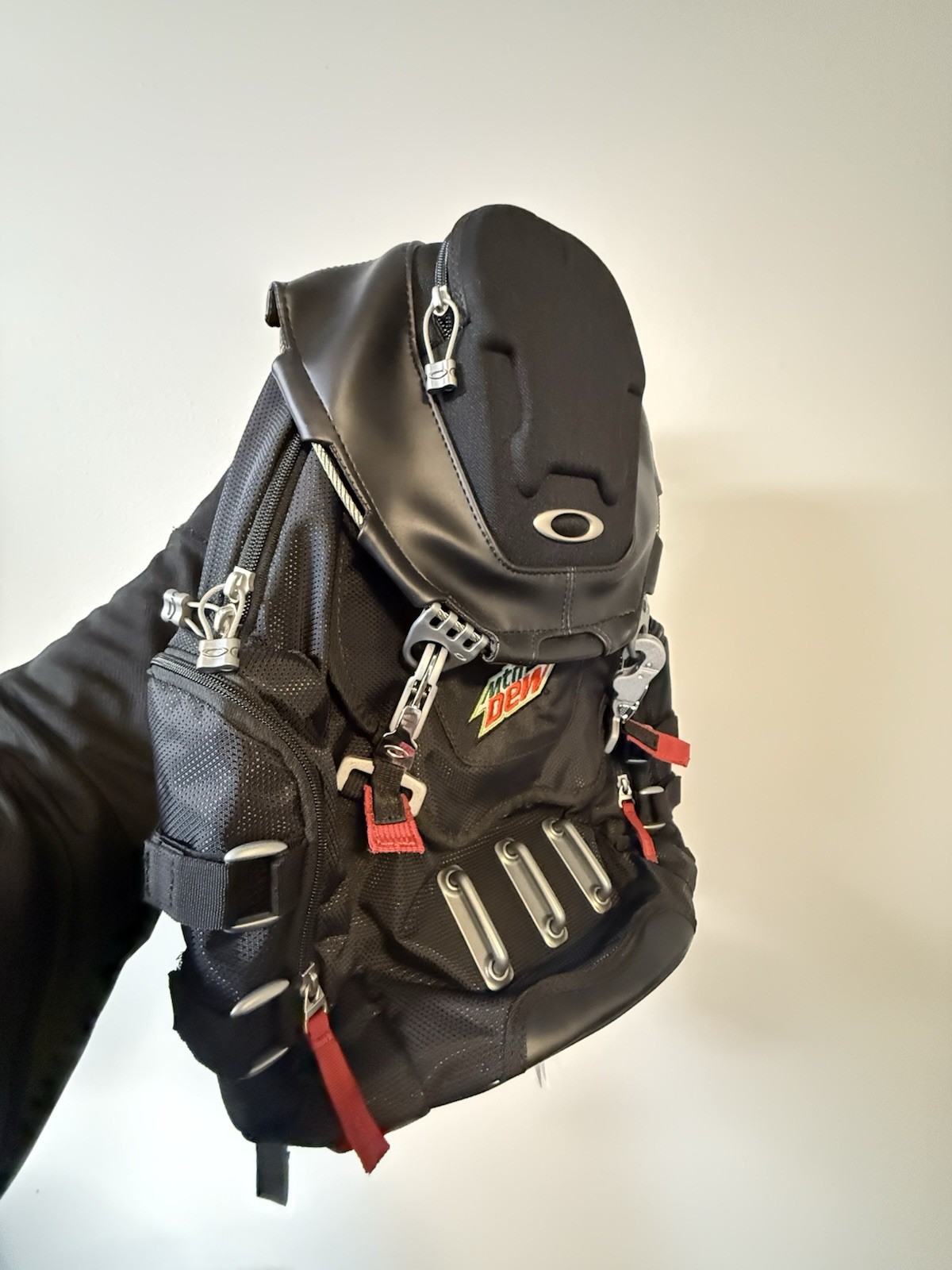 Oakley Kitchen Sink Backpack 23L Capacity – 923560DM-001- New with Tag Black