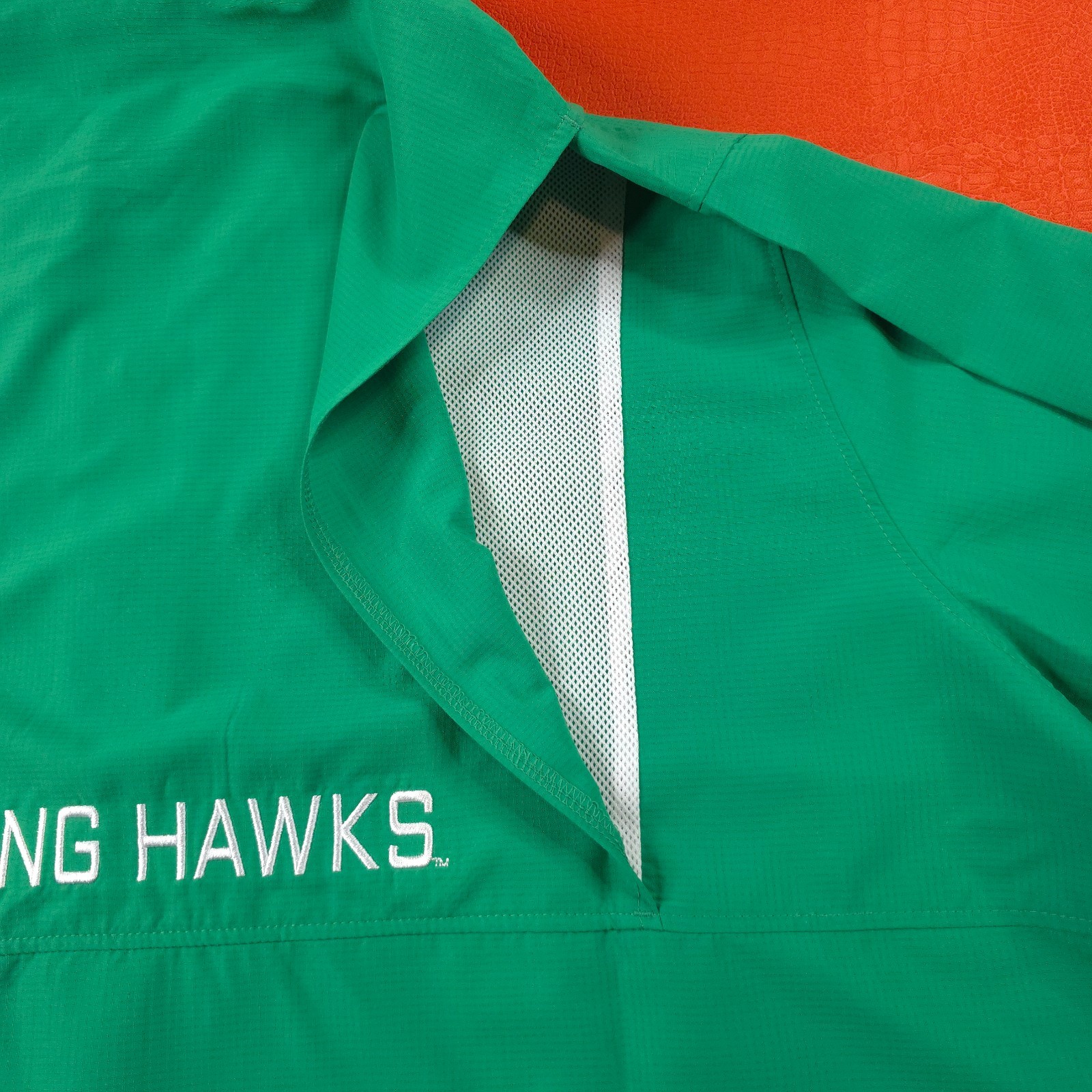 NWT North Dakota Fighting Hawks NCAA Men’s XL Button-Up Shirt Green ProEdge