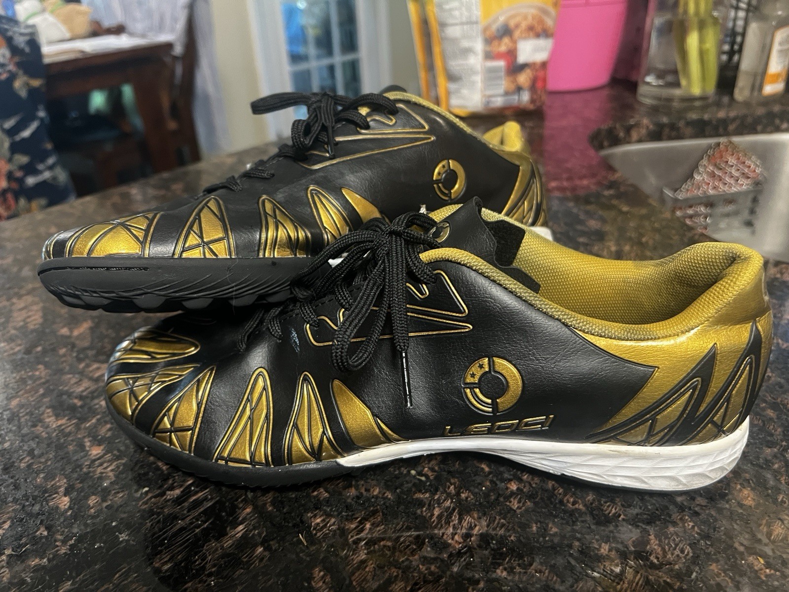 LEOCI-Firm Ground Soccer/Futbol/Futsol Cleats-Indoor-Black/Gold-Size ￼ EU43/M 10