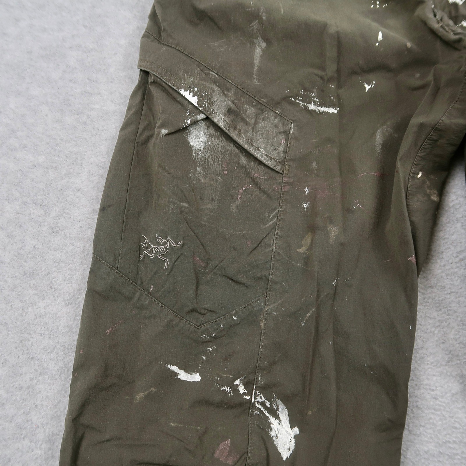 Arcteryx Mens Cargo Pants Size 30 Olive Green Distressed Paint Splatter Outdoor
