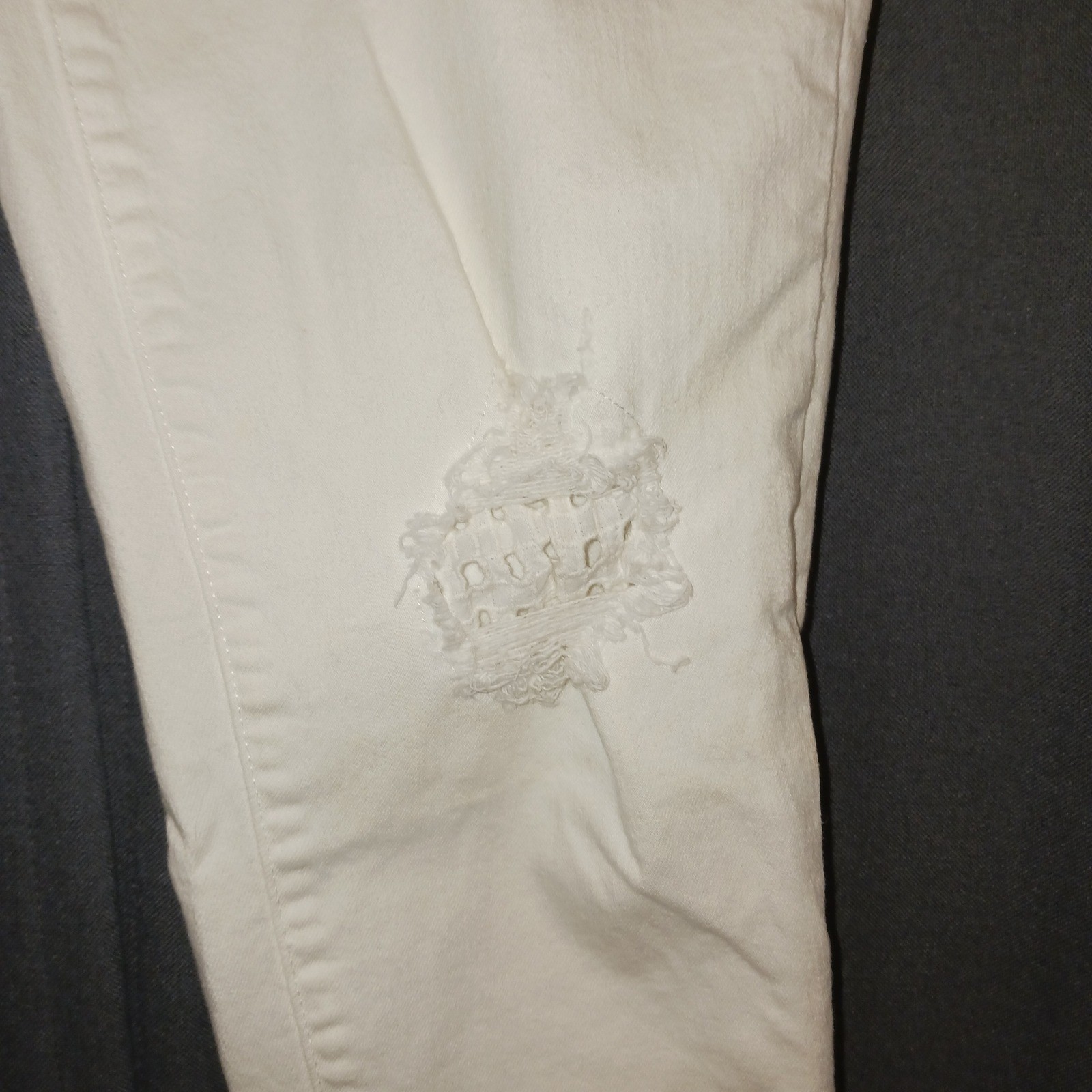 Tommy Hilfiger White Distressed Boyfriend Jeans, Ripped Denim, Women’s Size 2