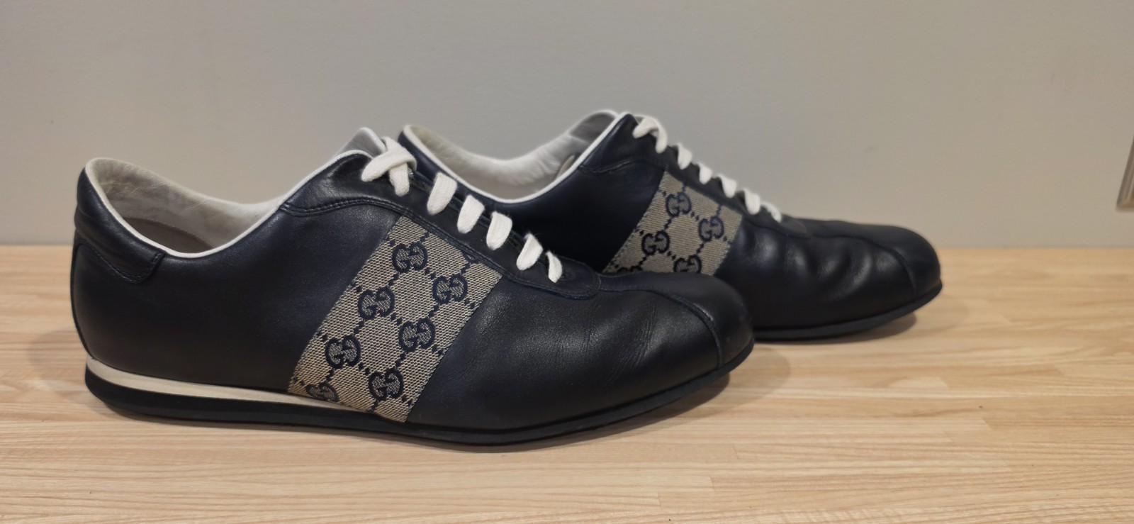 Gucci mens sneakers 10.5 D Low Trainers, Web Cloth Black / Beige