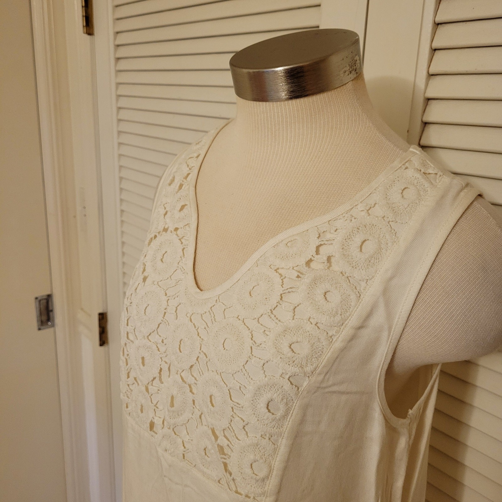 Embroidered Lace Yoke Cream Sleeveless Blouse Kensie Medium Boho Top