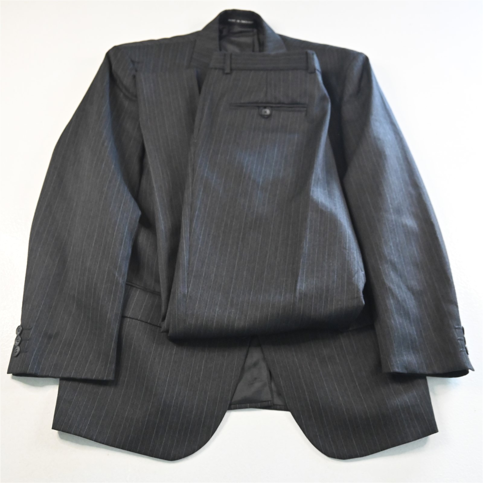 Alexandre 40S 33×30 Gray Striped Super Fine Trevira Mens Jacket Pants Suit