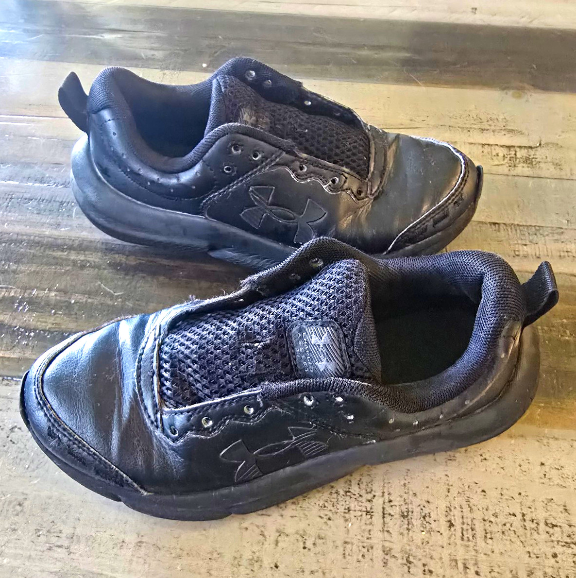 Boys Sz 3.5 Under Armour Black Athletic Sneaker Shoe